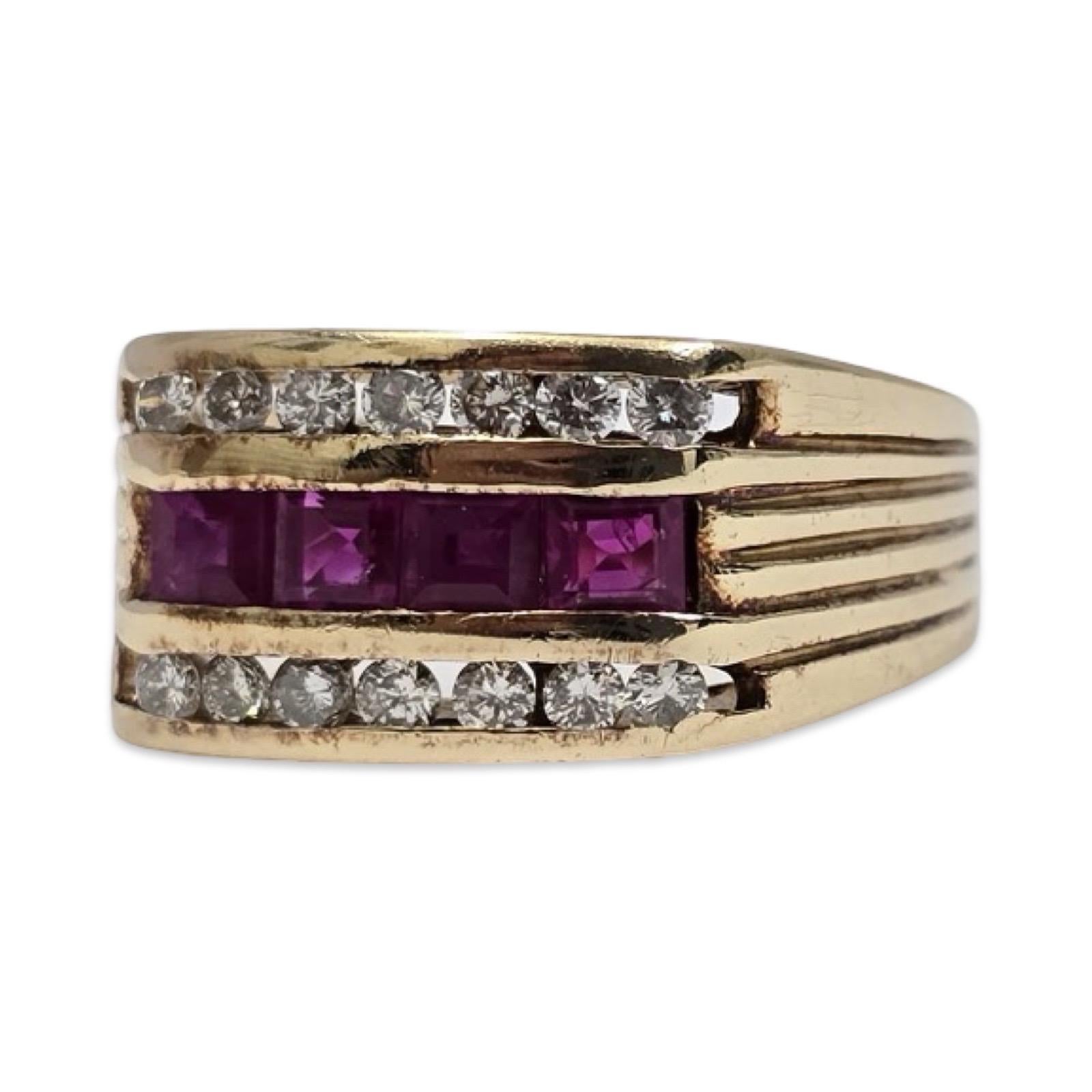 Ein auffälliger Vintage-Ring aus massivem 18-karätigem Gelbgold mit einem Gewicht von 8,1 Gramm. Das Design zeigt in der Mitte eine Reihe natürlicher Rubine im Quadratschliff, die jeweils ca. 3,4 mm groß sind, flankiert von zwei Reihen natürlicher