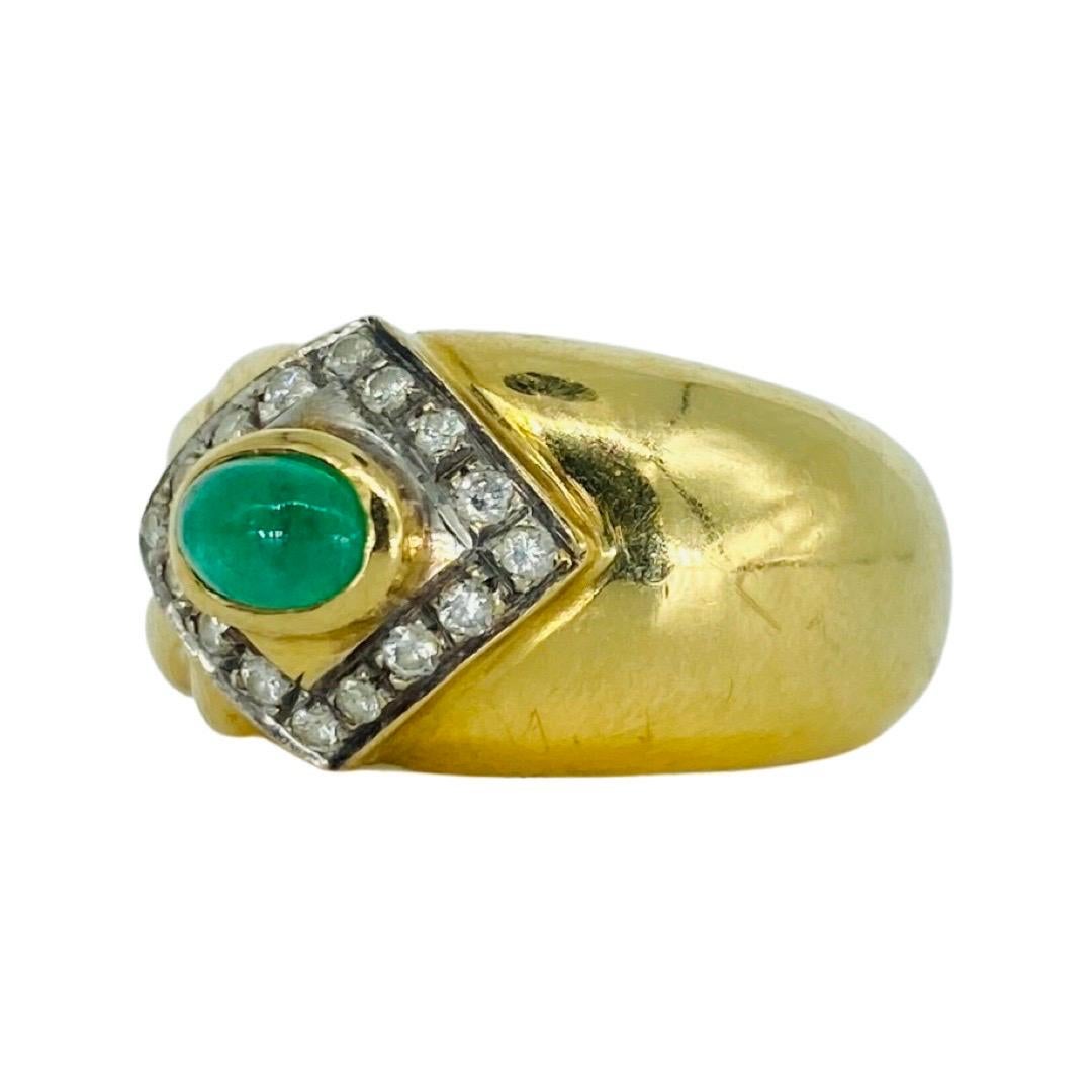 Women's or Men's Vintage 1.02 Carat Cabochon Emerald and Diamonds Cluster Cocktail Ring 18k Gold For Sale