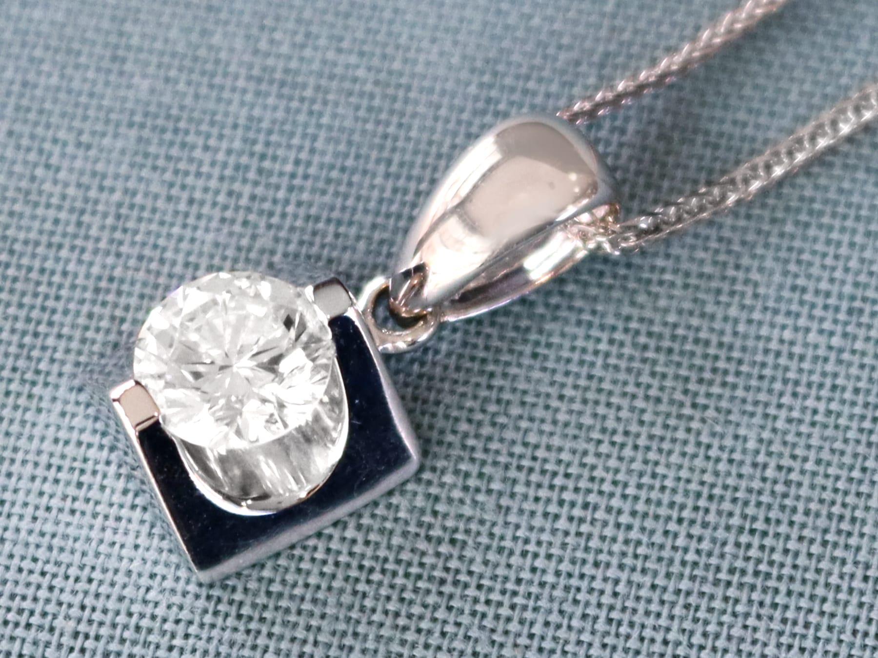 A stunning, fine and impressive vintage 1.02 carat solitaire diamond and 18 karat white gold pendant; part of our diverse vintage diamond jewelry collection.

This stunning, fine and impressive vintage diamond pendant has been crafted in 18k white