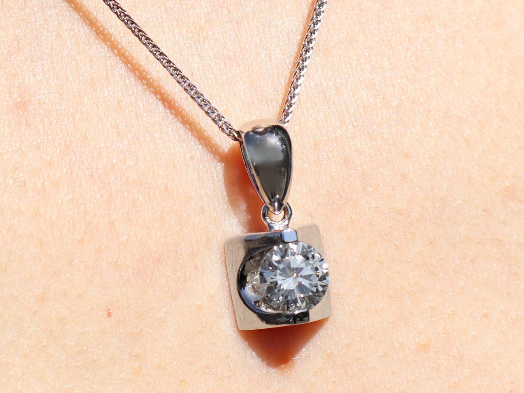 Vintage 1.02 Carat Diamond and 18k White Gold Pendant Circa 1990 For Sale 4