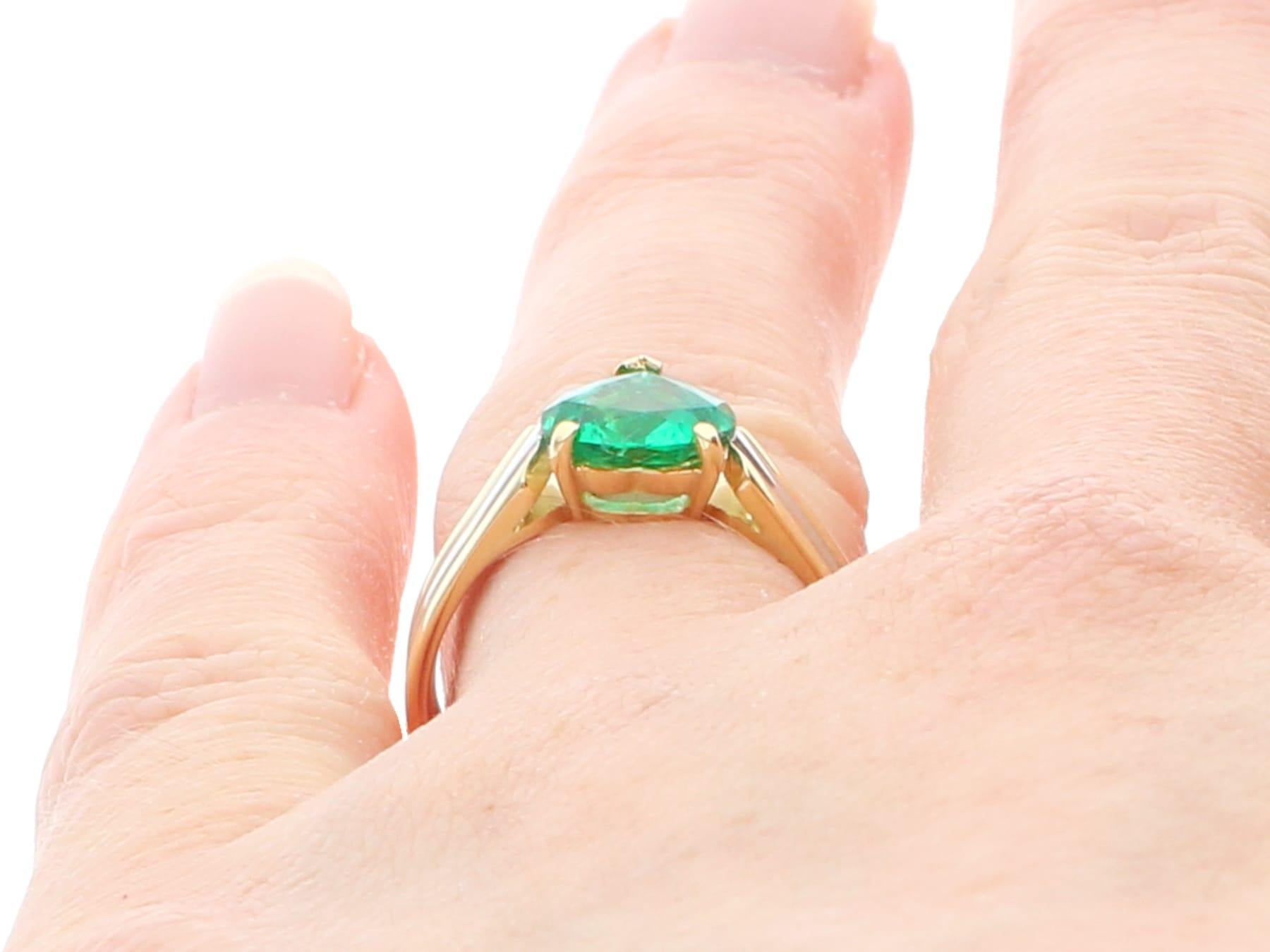 Vintage 1.02 Carat Emerald 18 Carat Yellow Gold and Platinum Ring For Sale 3