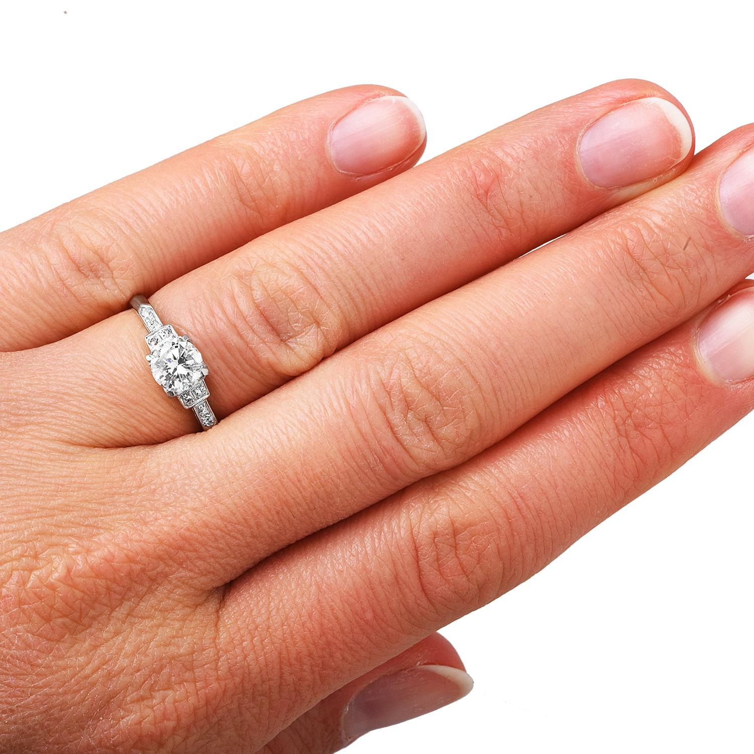 Vintage 1.02cts Round Cut Diamond Platinum Geometric Engagement Ring For Sale 3