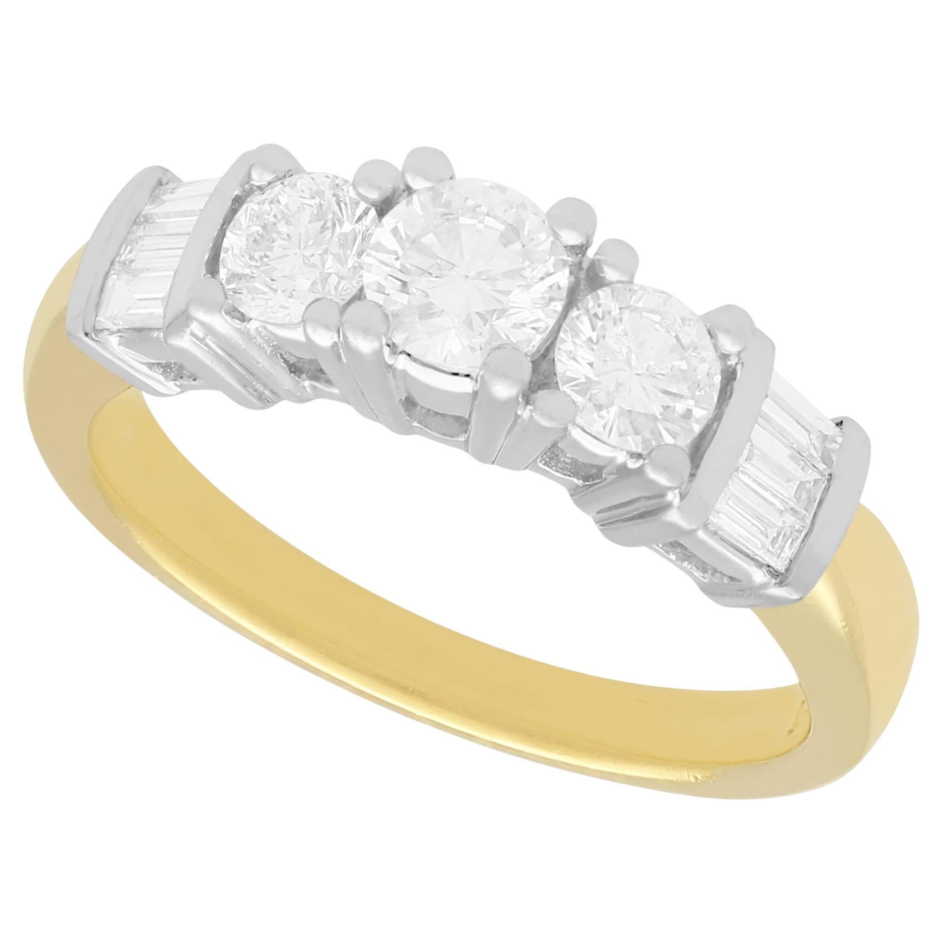 Trilogie-Ring aus 18 Karat Gelbgold mit 1,03 Karat Diamant im Angebot