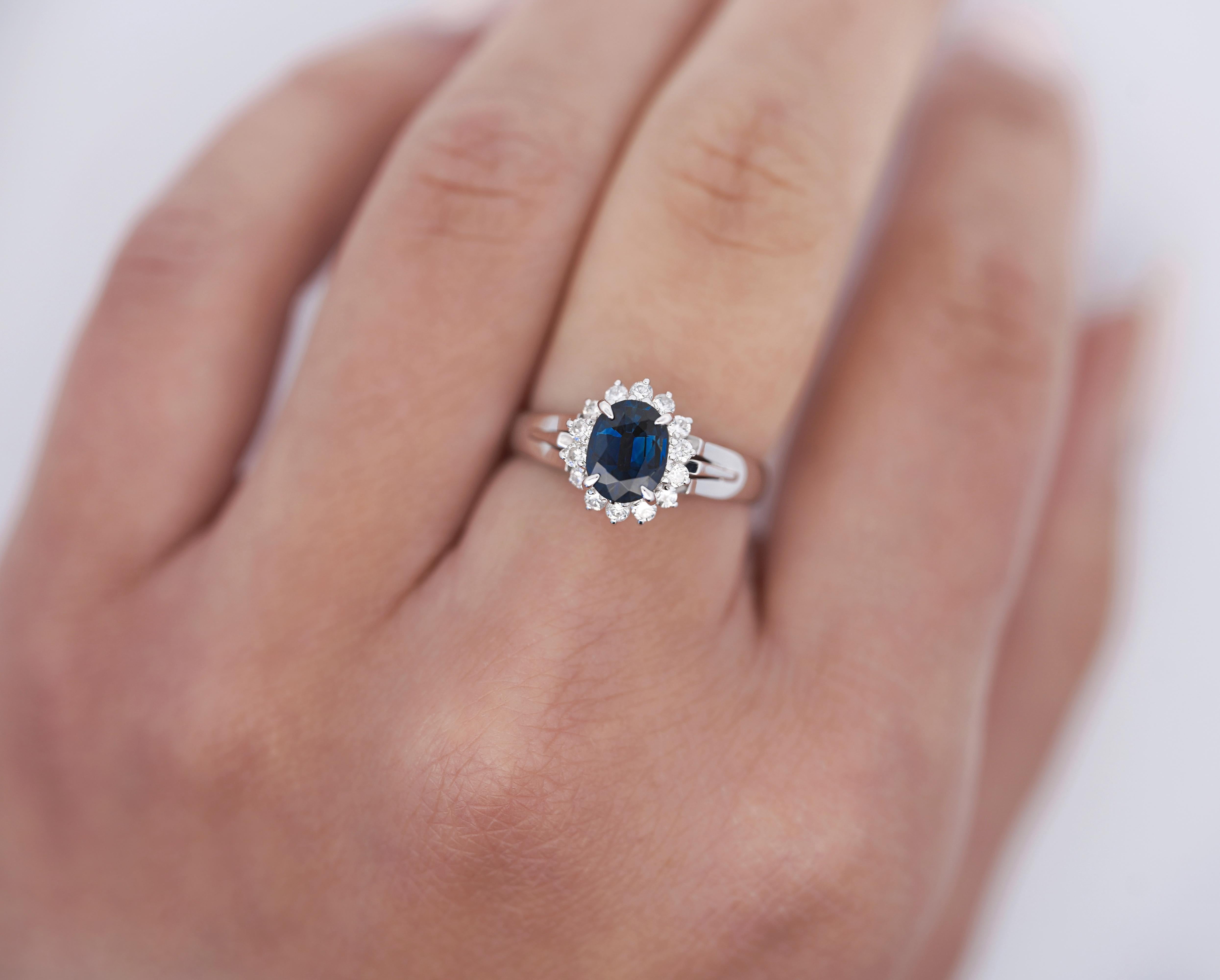 Vintage 1.04 Carat Sapphire and Round Diamonds in Filigree Platinum Ring In Excellent Condition For Sale In Miami, FL