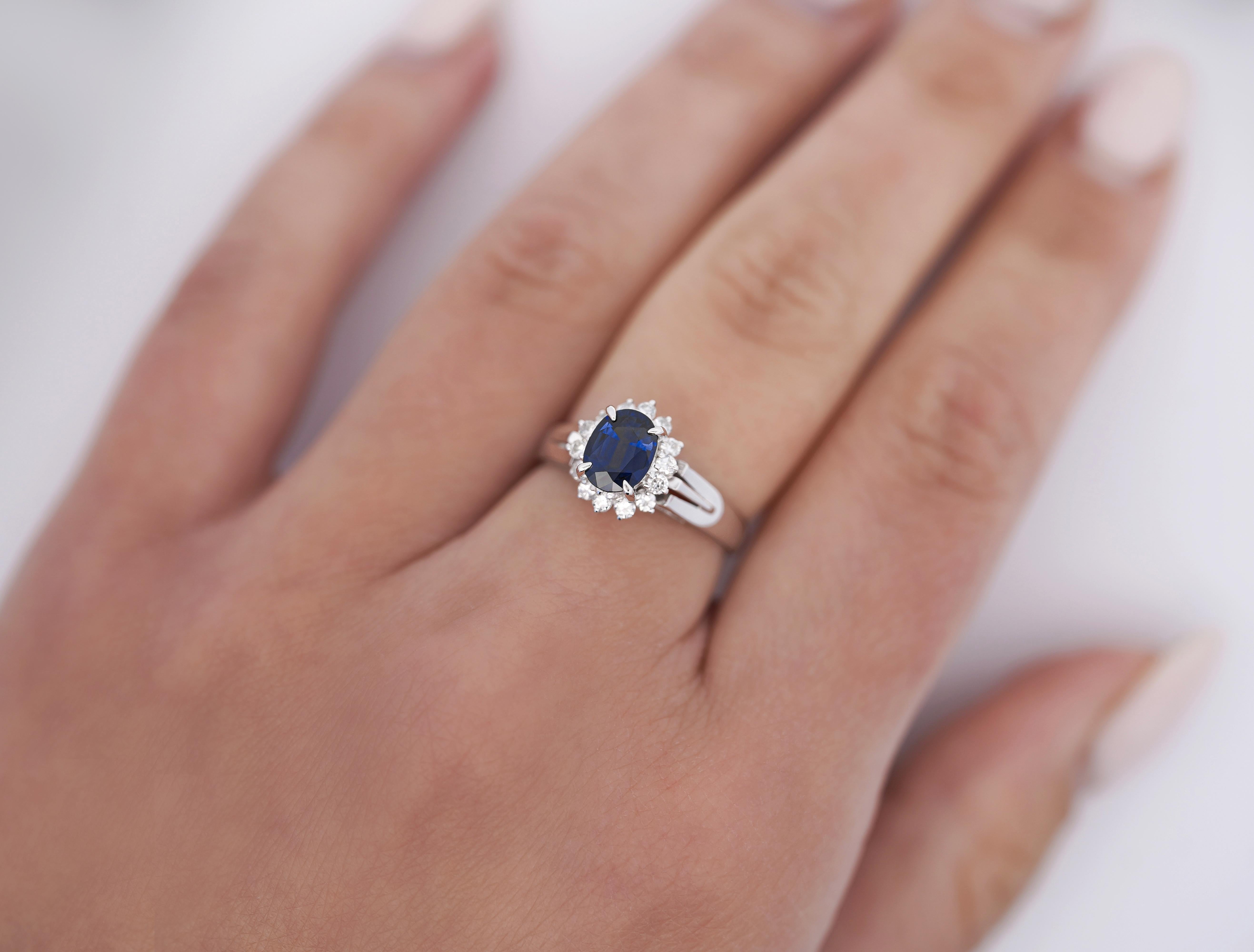 Women's or Men's Vintage 1.04 Carat Sapphire and Round Diamonds in Filigree Platinum Ring For Sale