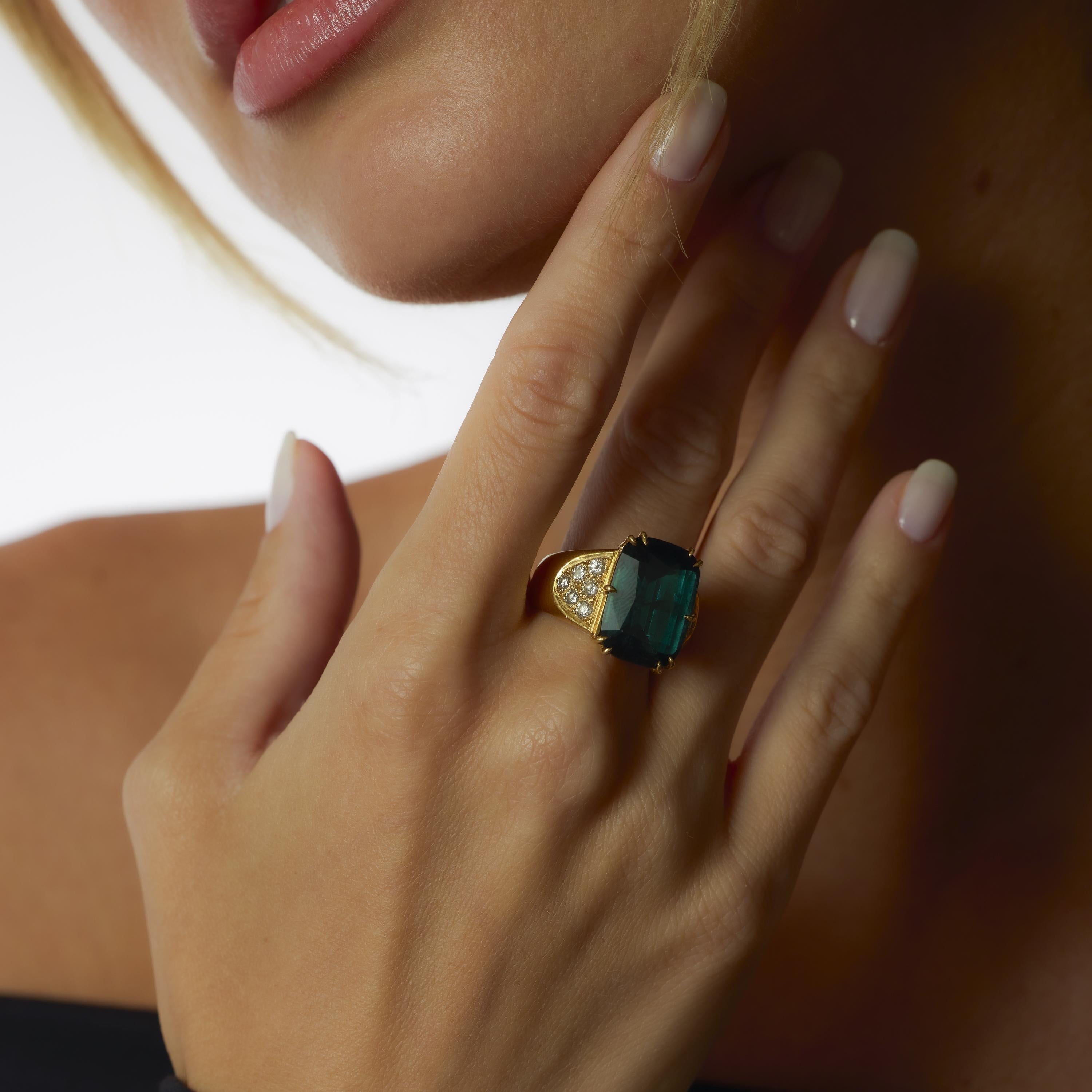 Cushion Cut Vintage 10.40 carat tourmaline diamond 18k yellow gold cocktail ring For Sale