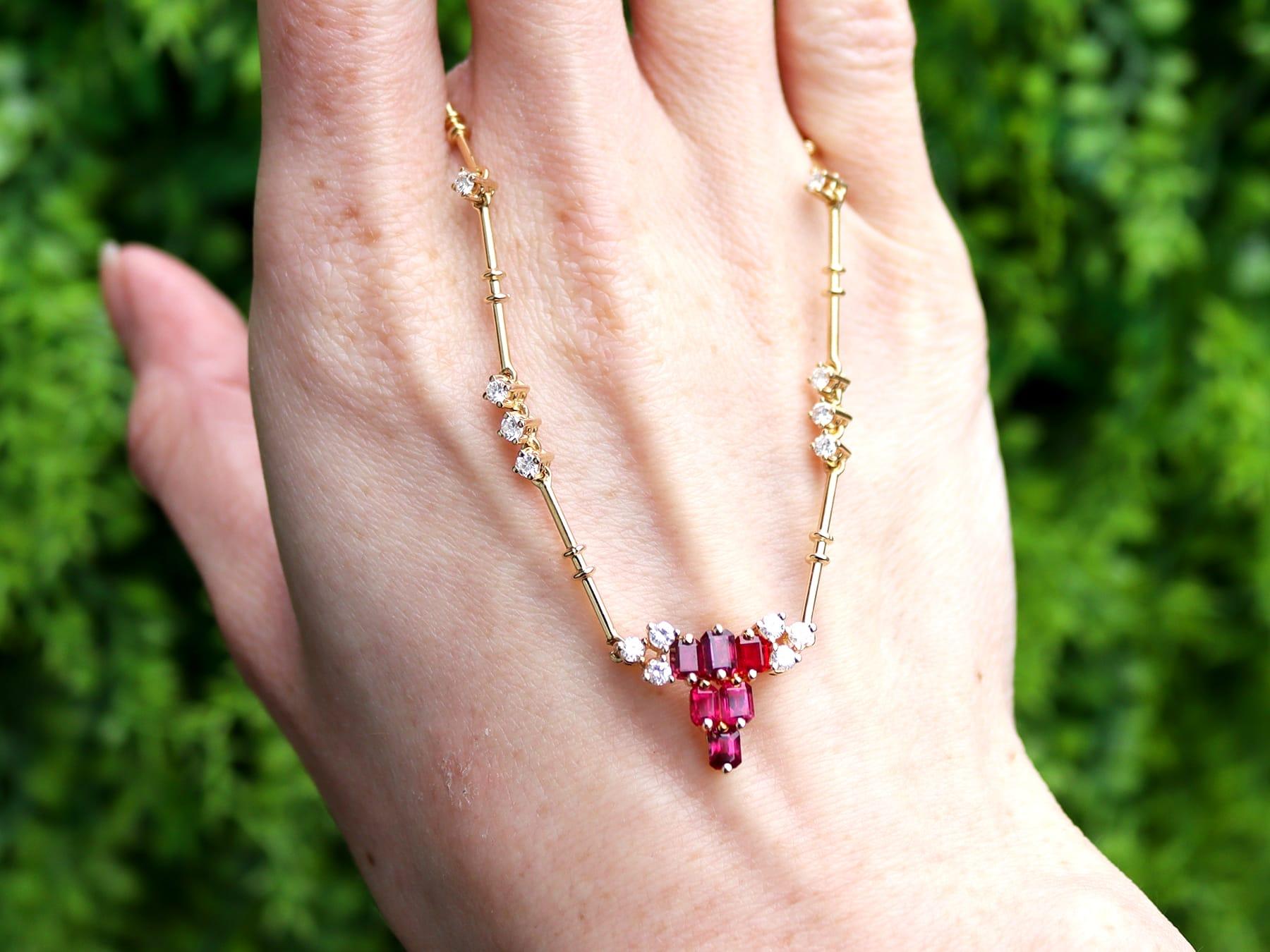 Eine feine und beeindruckende Vintage 1,05 Karat Rubin und 0,50 Karat Diamant, 18 Karat Gelbgold Halskette; Teil unserer vielfältigen Vintage Rubinschmuck und Estate Jewelry Collections.

Diese feine und beeindruckende Vintage-Halskette wurde aus 18