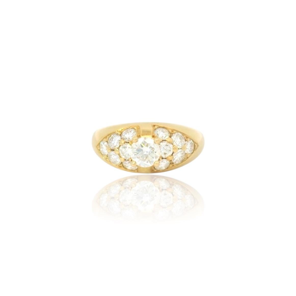Bague vintage en or jaune 18K. 

La bague est sertie d'un diamant central brillant d'environ 0,40 carats et de 6 diamants brillants pour un total d'environ 0,65 carats. 

Poids : 4,9 grammes 

Couleur et clarté : estimées G/H - Vs/Si

Taille de la
