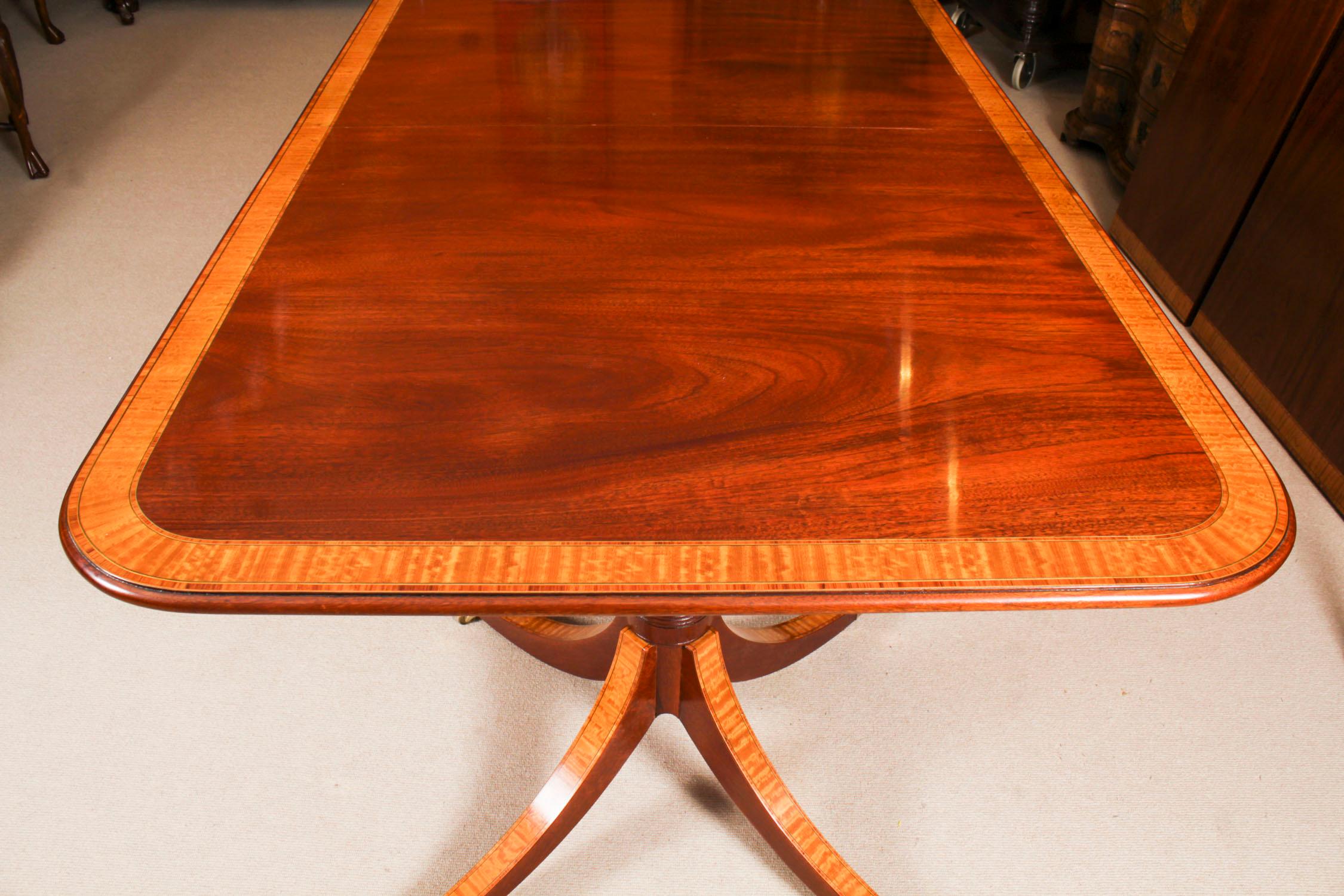 20ième siècle Table de salle à manger vintage 10.5 ft Regency Revive à bandes croisées 20ème siècle en vente