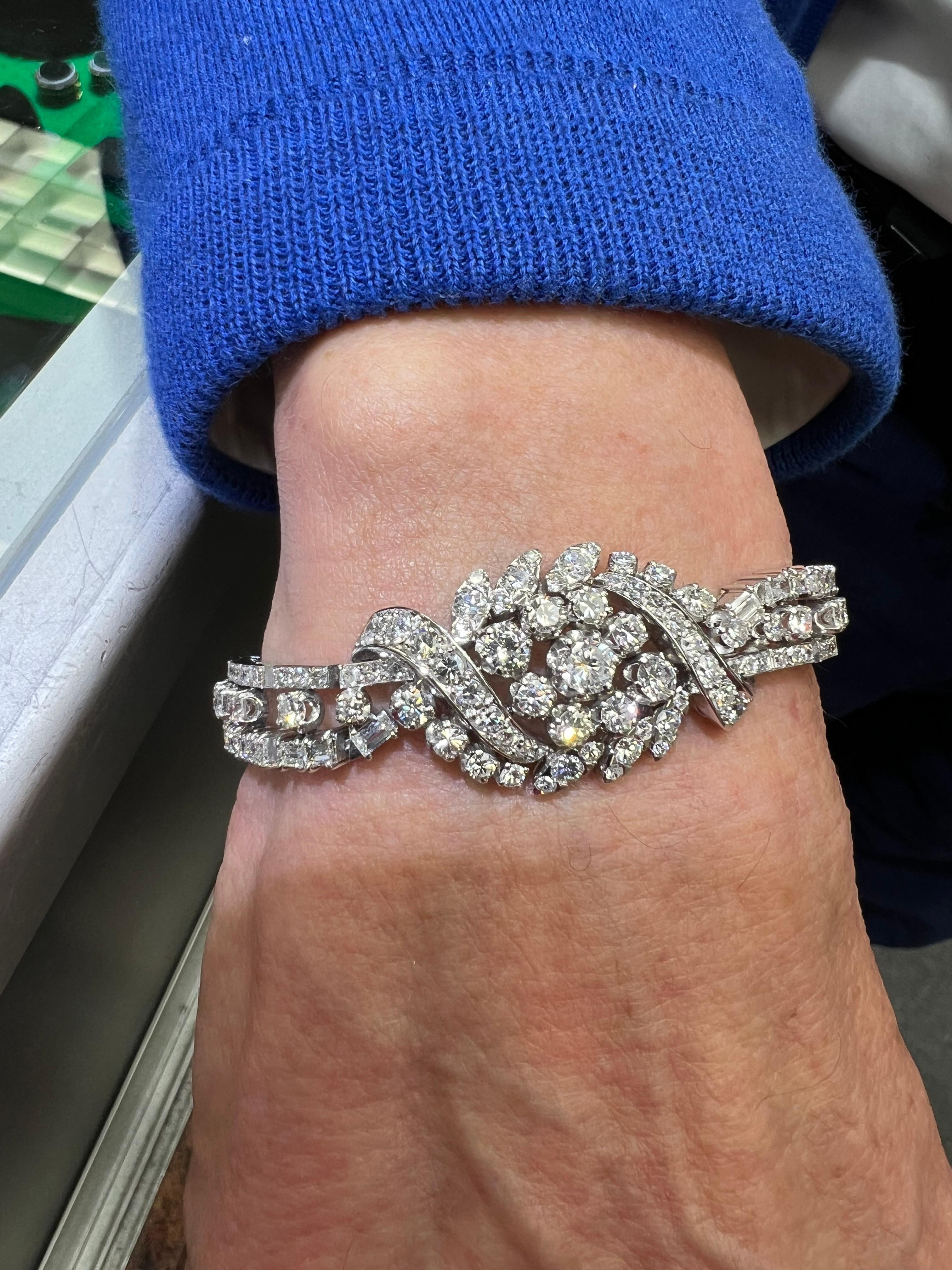  Bracelet flexible vintage en diamant de 10,50 carats et platine circa 1950. 

À PROPOS DE CET ARTICLE :  #B-DJ115D. Faites défiler vers le bas pour obtenir des détails spécifiques. Ce bracelet étincelant en diamants du milieu du siècle dernier