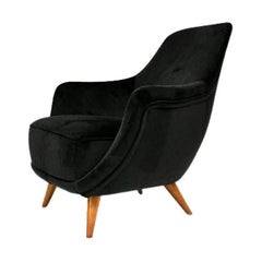 Vintage 1050's Sillón italiano de mediados de siglo de terciopelo negro Estructura de madera Acolchado