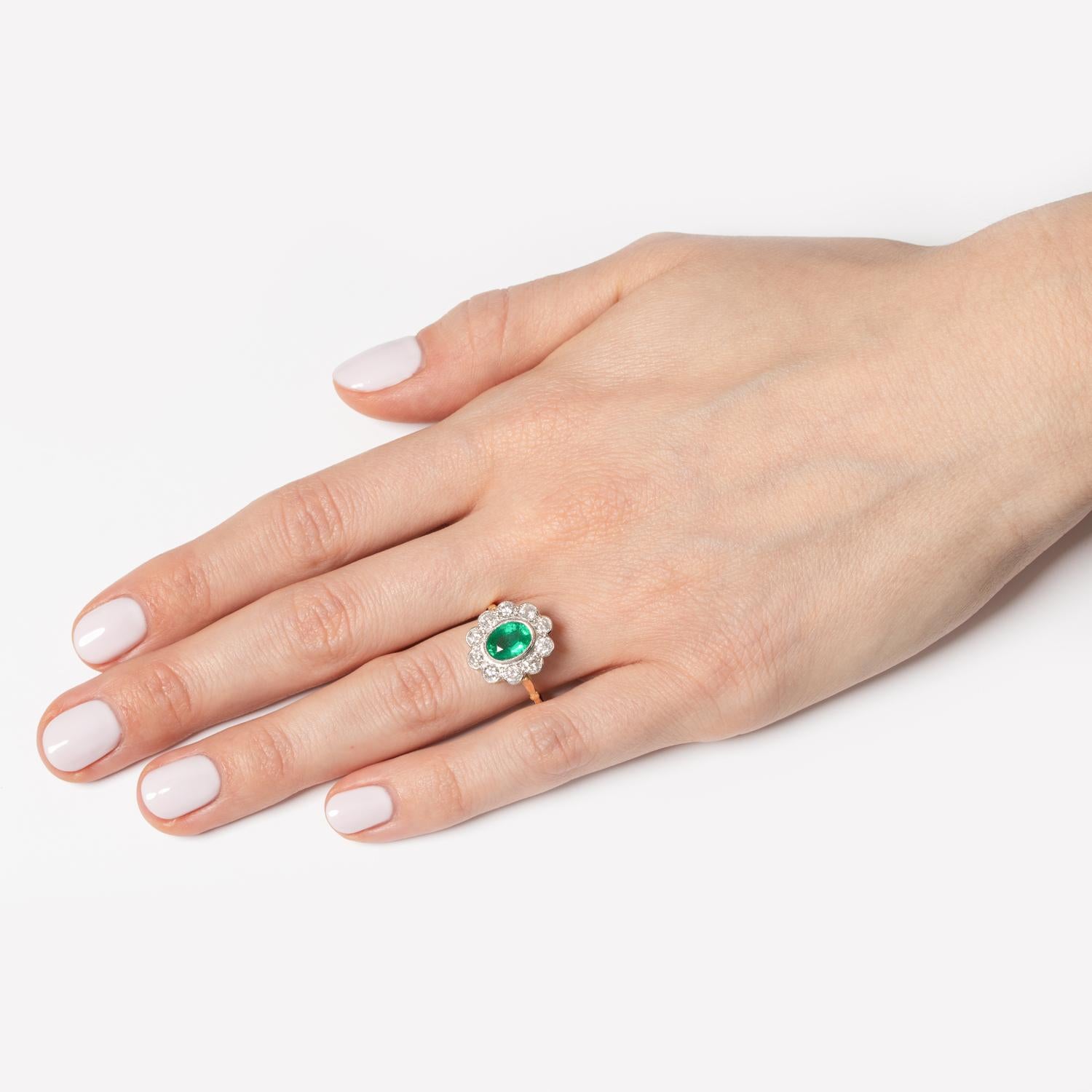 Vintage 1.05ct Emerald and Diamond Cluster Ring, c.1950s en vente 1