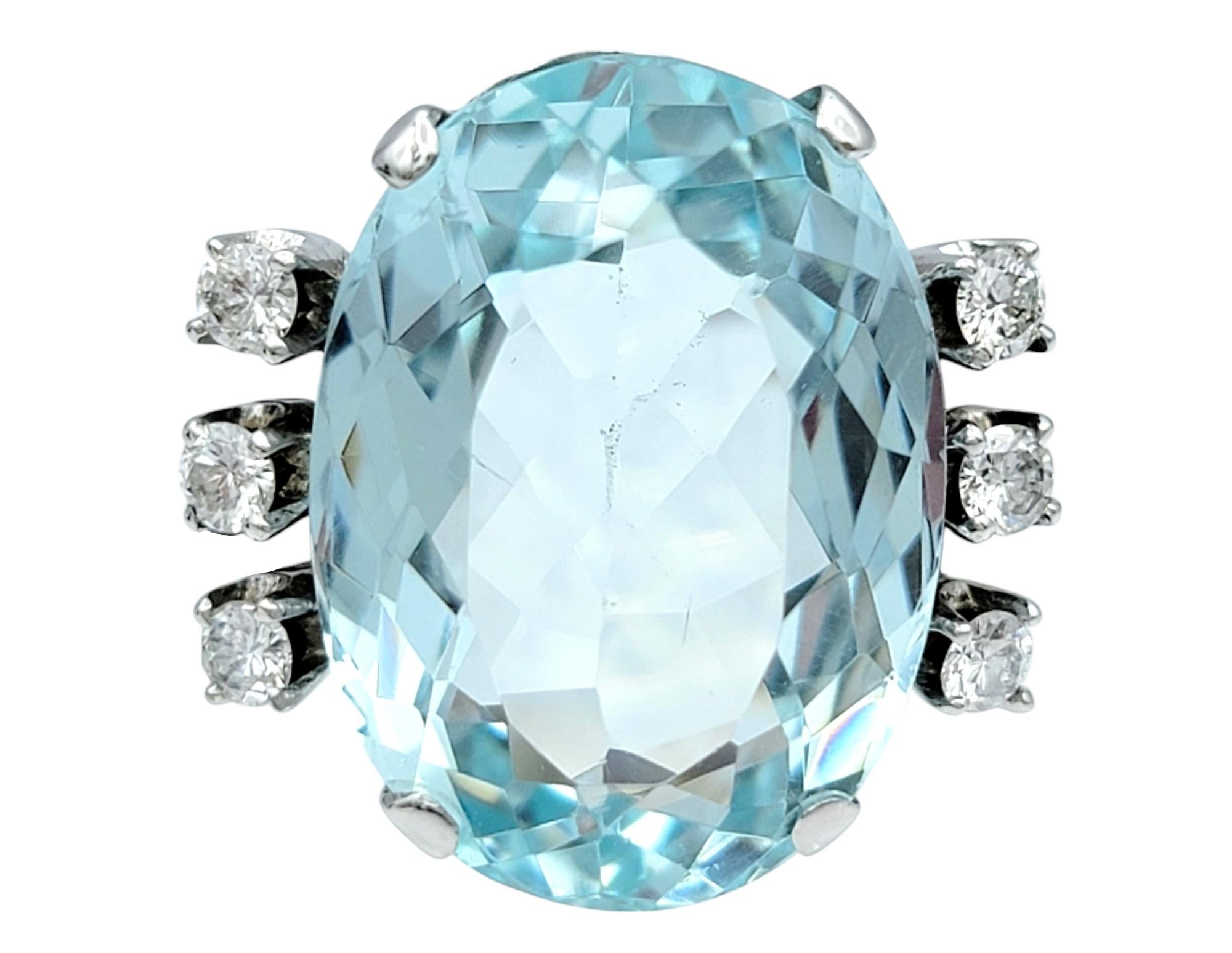 Misura dell'anello: 6,75 

Scopri un'eleganza senza tempo con questo incredibile anello da cocktail vintage, con al centro un'acquamarina ovale da 10,60 carati. La ricca e fredda tonalità blu dell'acquamarina è ipnotica e trasmette un'aria di