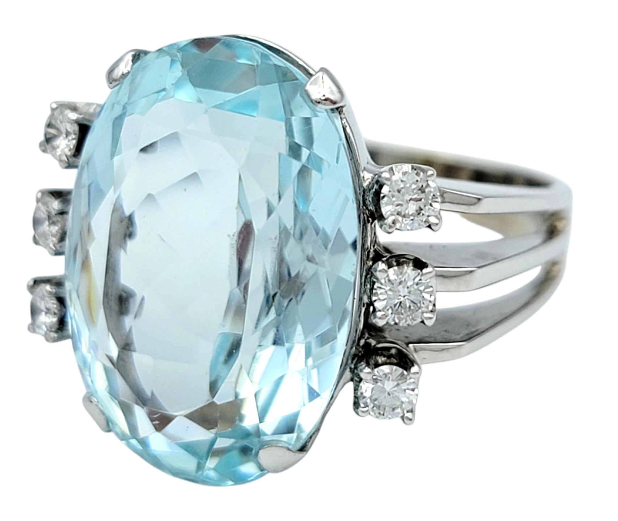 Contemporaneo Anello cocktail con acquamarina vintage da 10,60 carati e diamanti in oro bianco 14 carati in vendita