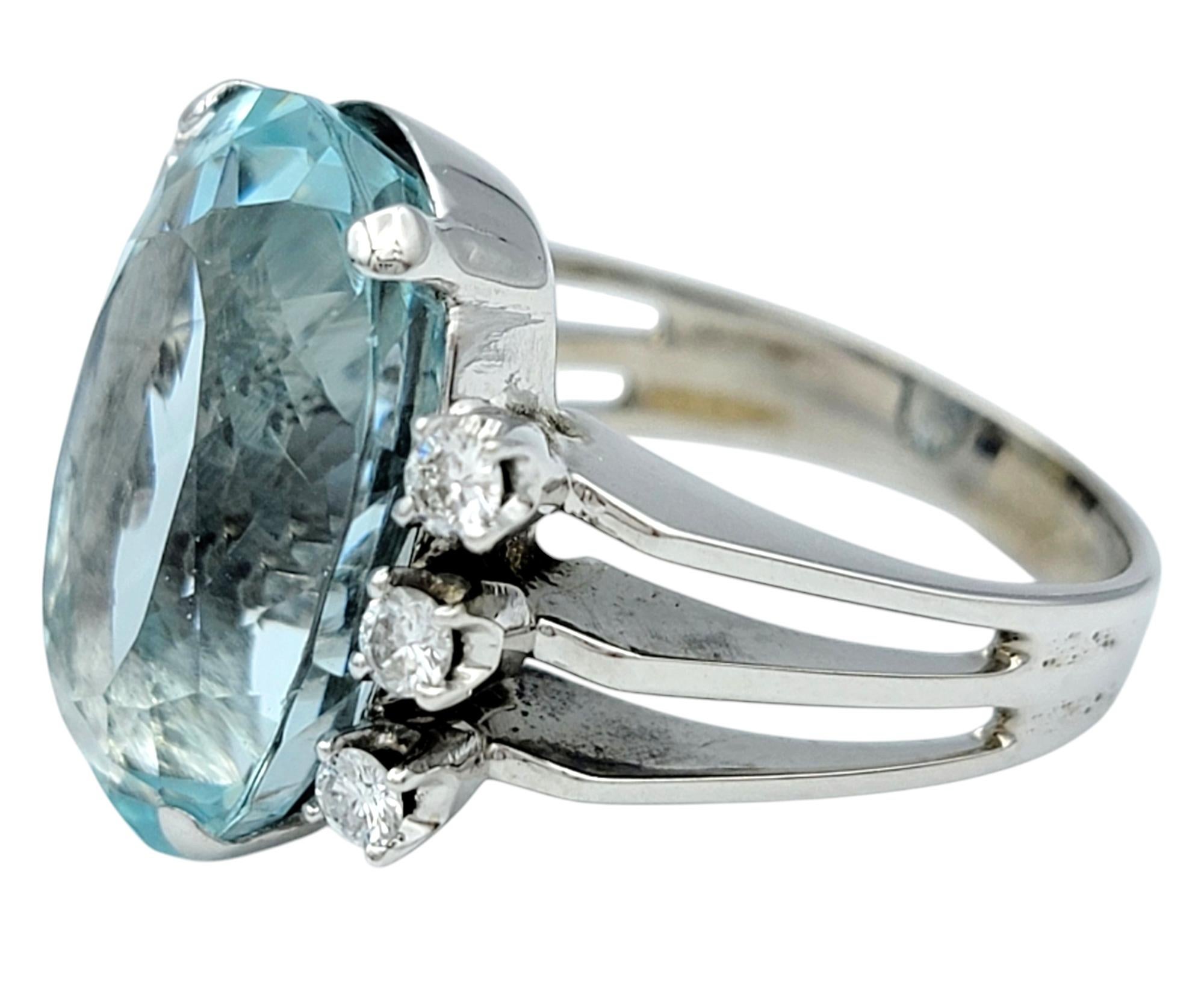 Taglio ovale Anello cocktail con acquamarina vintage da 10,60 carati e diamanti in oro bianco 14 carati in vendita