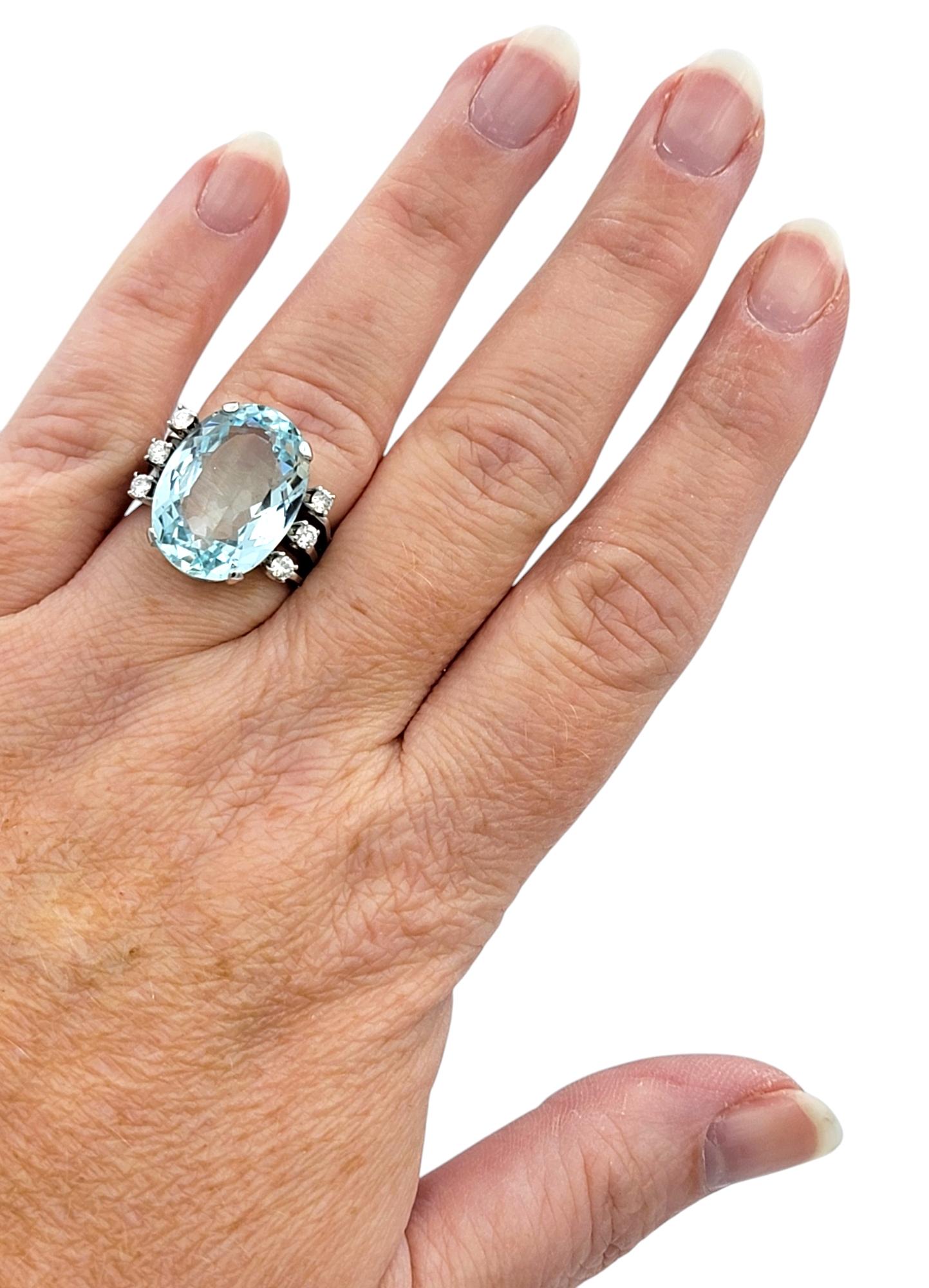 Donna Anello cocktail con acquamarina vintage da 10,60 carati e diamanti in oro bianco 14 carati in vendita