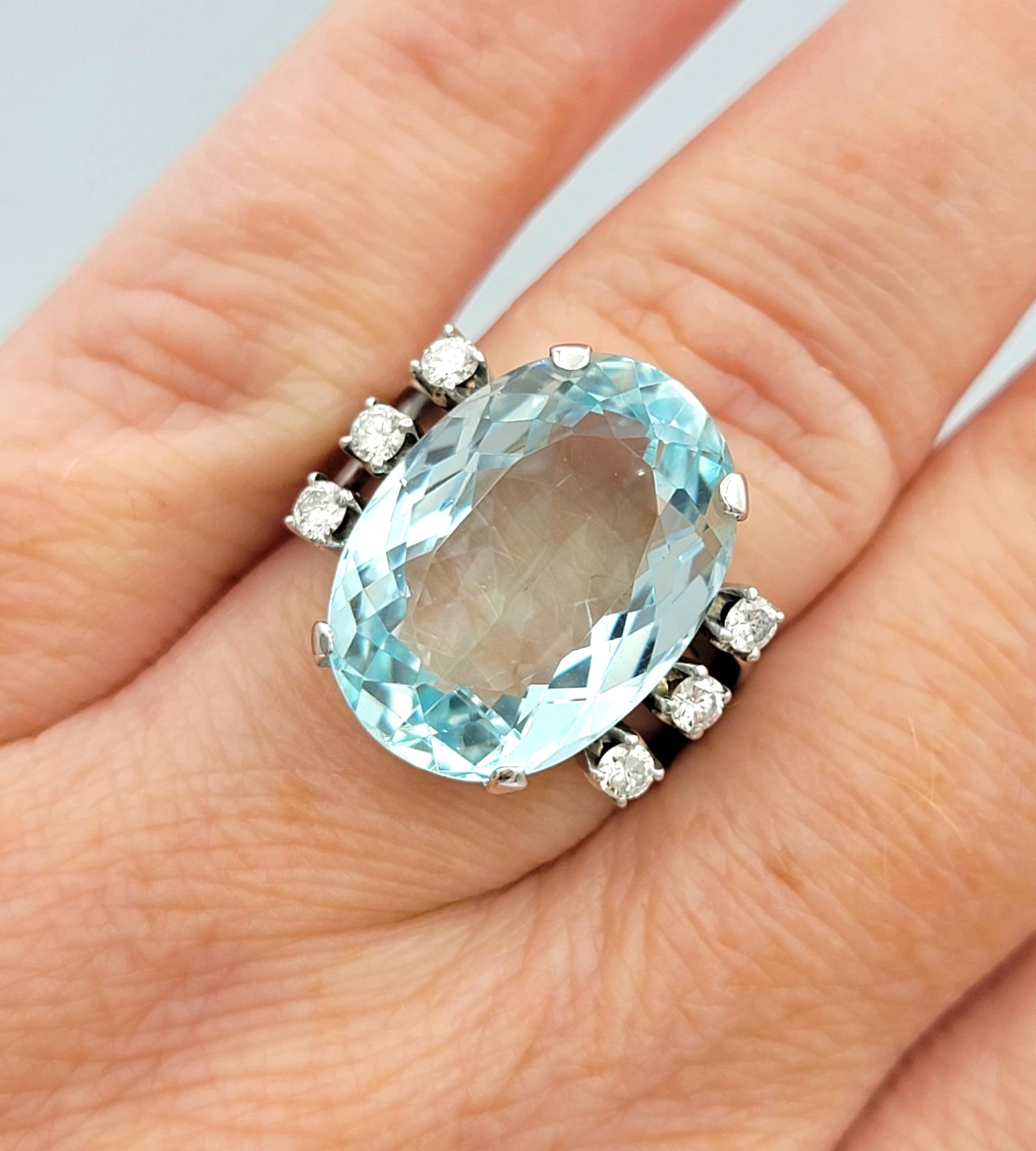 Anello cocktail con acquamarina vintage da 10,60 carati e diamanti in oro bianco 14 carati in vendita 1