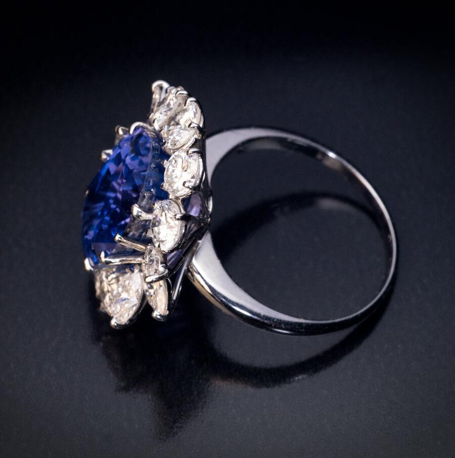 Oval Cut Vintage 10.66 Ct Ceylon Sapphire Diamond Ring