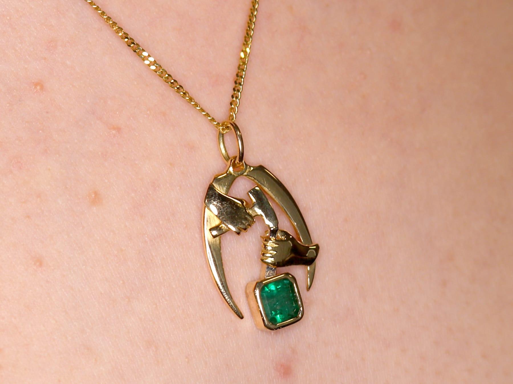 Vintage 1.07 Carat Emerald and 18K Yellow Gold Pendant Circa 1990 For Sale 4