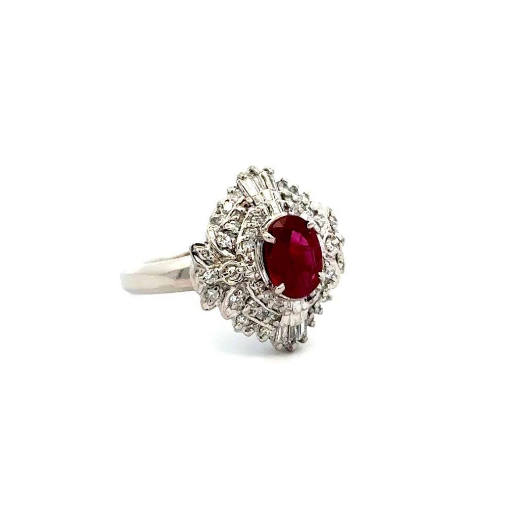 Sencillamente hermoso  Anillo vintage de rubí de Birmania GIA y diamantes en platino. Centra un Rubí de Birmania Ovalado GIA, engastado a mano con seguridad, con un peso aproximado de 1,08 quilates. Rodeada de diamantes, aprox. 0.47 tcw. Certificado