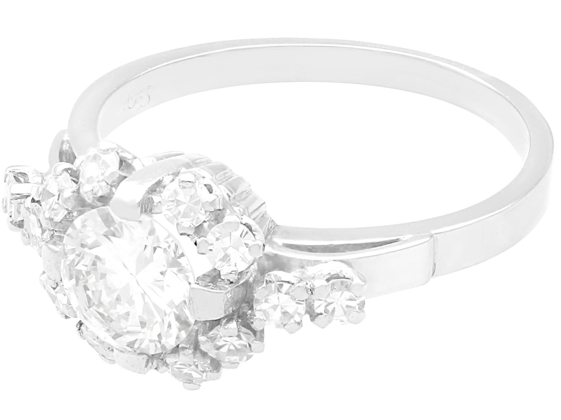 1,09 Karat Diamant-Cluster-Ring aus 18 Karat Weißgold (Rundschliff) im Angebot