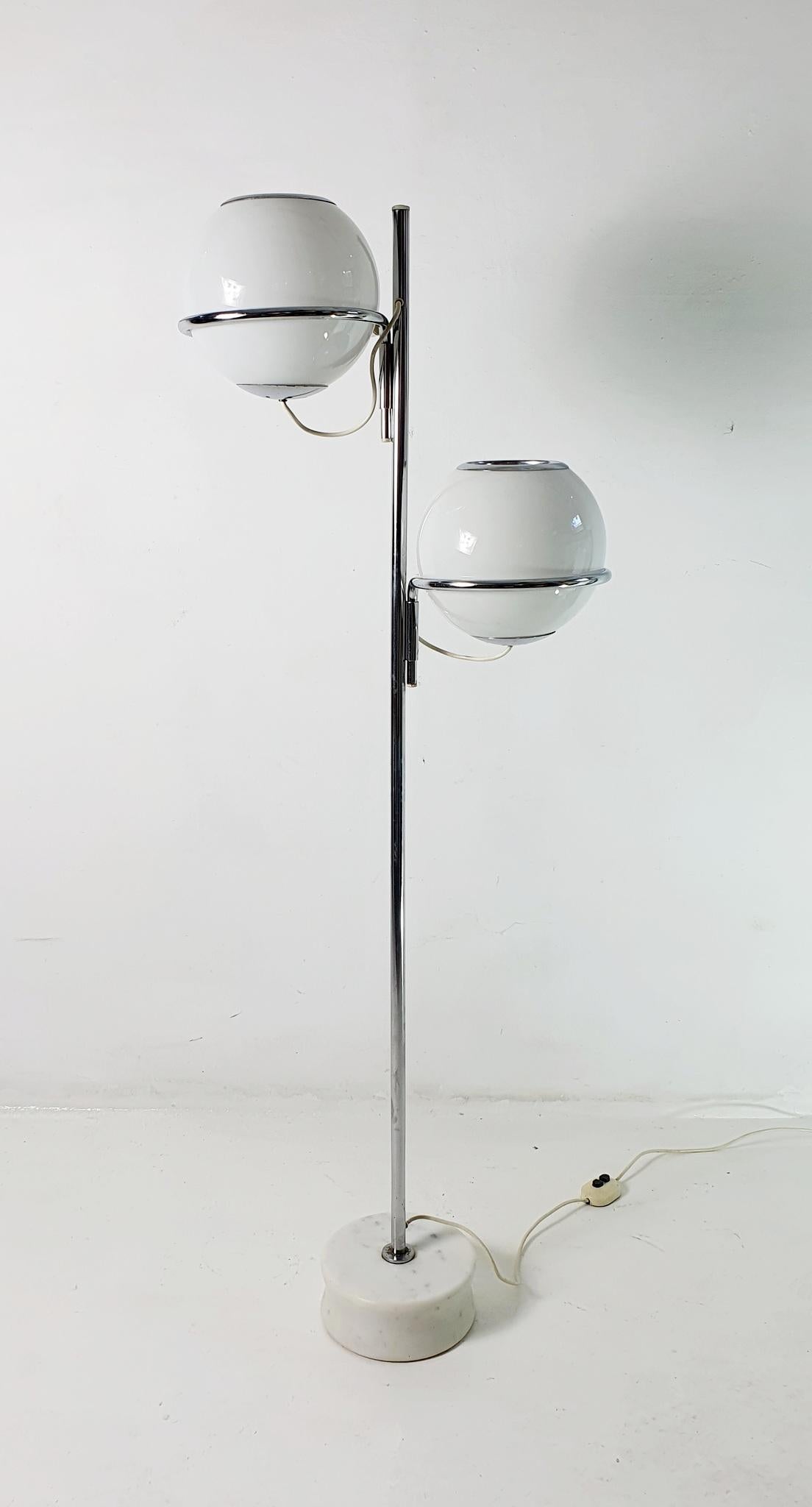 Es handelt sich um eine originale Stehleuchte Modell 1094 von Gino Sarfatti (1912-1985), die 1969 für Arteluce entworfen wurde.
Sie besteht aus einem Sockel aus Carrara-Marmor mit einer verchromten Stahlstruktur und unabhängig voneinander