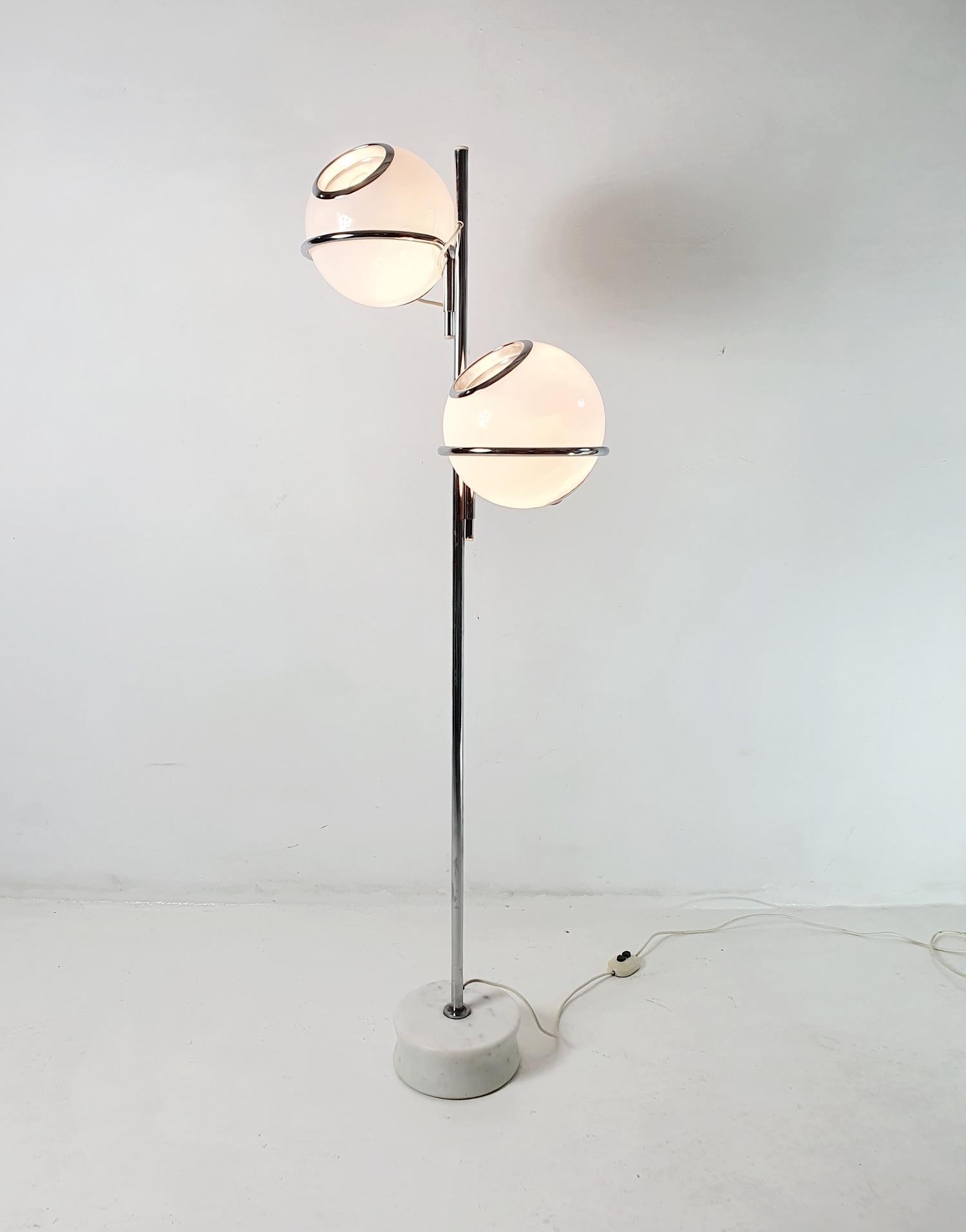 Il s'agit d'un lampadaire original modèle 1094 de Gino Sarfatti (1912-1985) qui a été conçu pour Arteluce en 1969.
Elle se compose d'une base en marbre de carrare, d'une structure en acier chromé et d'abat-jours en verre de lait réglables