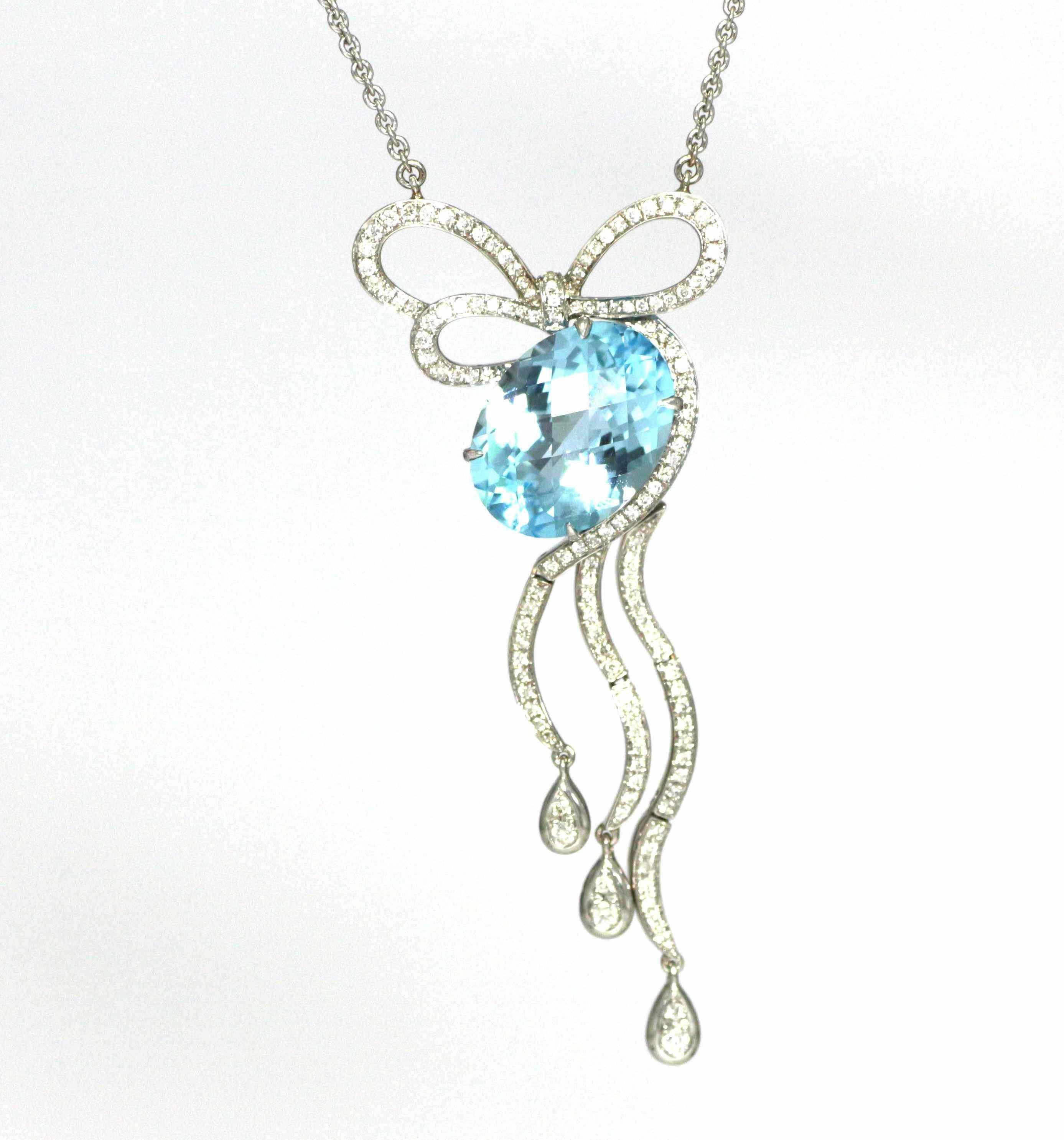 Pendentif vintage en or blanc 18 carats avec topaze bleue de 10,98 carats et diamants Neuf - En vente à Hong Kong, HK