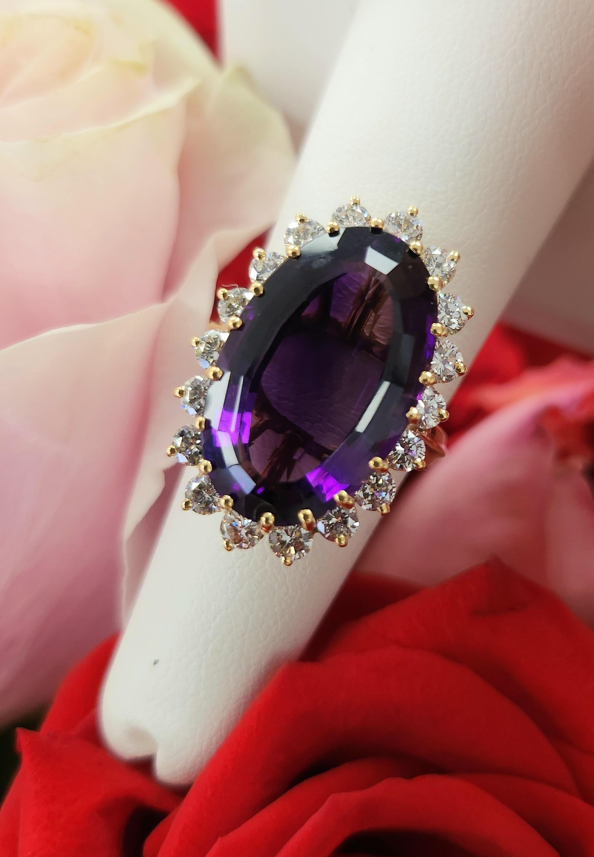 Regal Radiance - Vintage 10ct Amethyst & Diamant Statement Ring in 18K Gold

Dieser üppige Ring mit Amethyst und Diamanten ist ein wahres Fest der kühnen Eleganz und ein Blickfang im Vintage-Glamour. Sein Herzstück ist ein reich gesättigter,