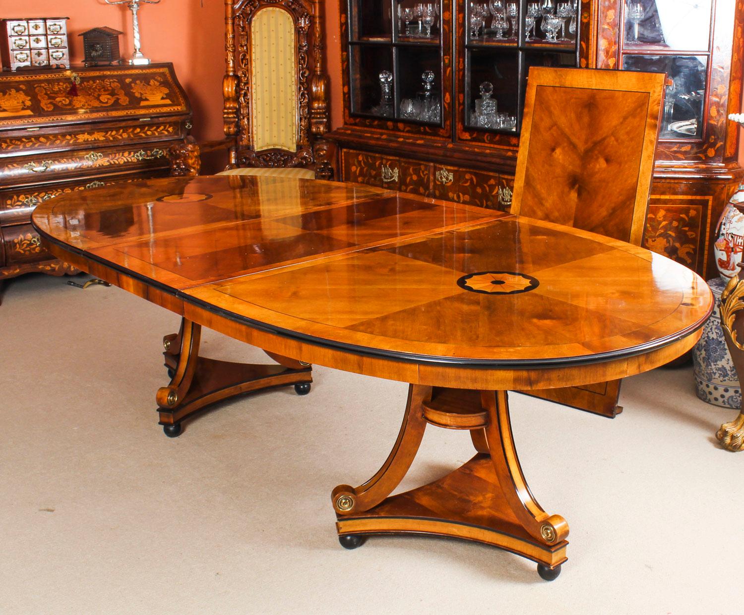 Vintage George III Style Dining Table from Harrods, 20th Century In Good Condition In London, GB