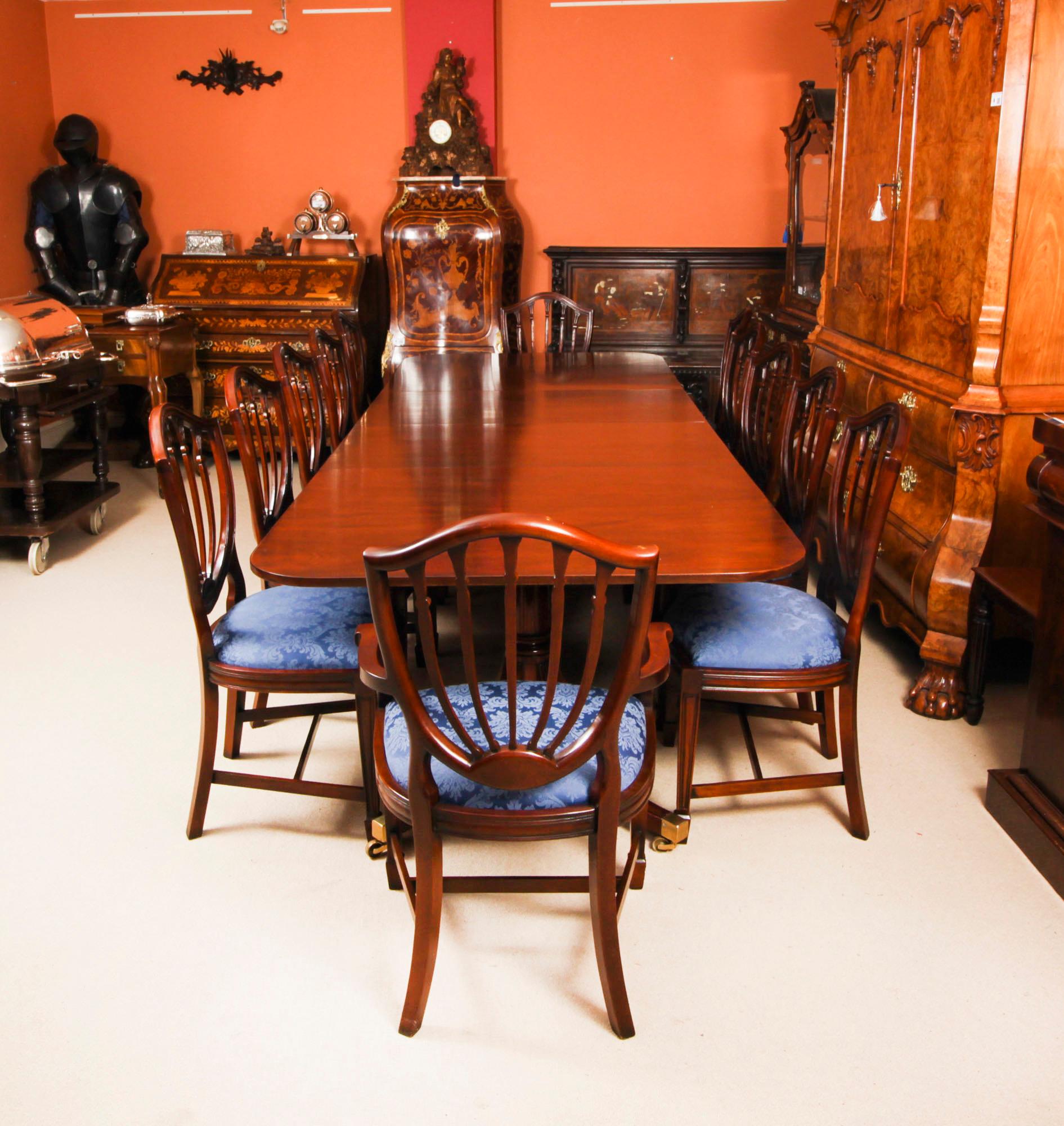 Dies ist  fabelhafte Vintage-Essgarnitur, bestehend aus einem Regency-Revival-Esstisch des Tischlermeisters William Tillman und einem Satz von zwölf Hepplewhite-Revival  Esszimmerstühle, ca. 1980.

Der Tisch ist aus massivem, geflammtem Mahagoni