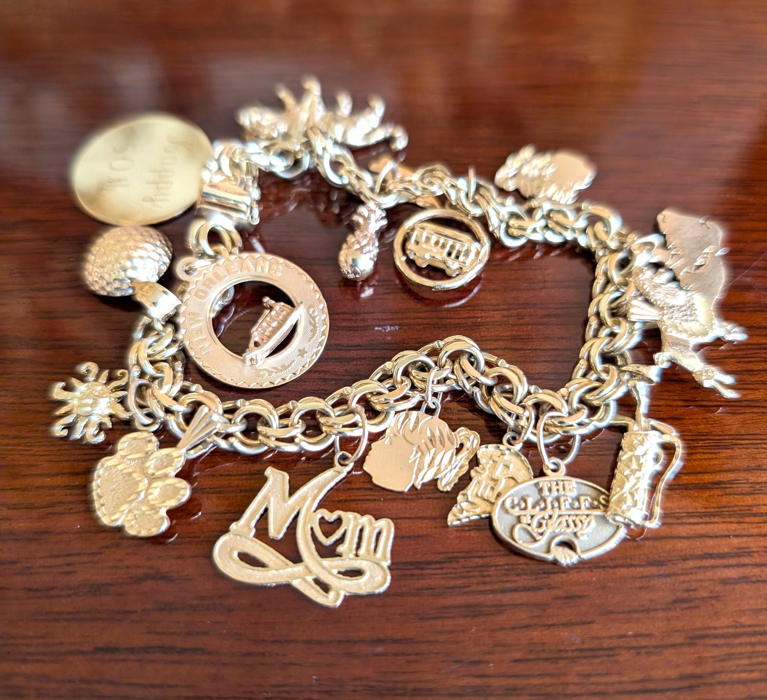 Atemberaubende Vintage-Charme-Armband mit einem 10k massivem Gelbgold Kette Armband begleitet von vielen 14k massivem Gelbgold charms. Ein ziemlicher Blickfang mit einer Vielzahl von Charme reicht von; New Orleans, Mama, Tiger, Golfball,