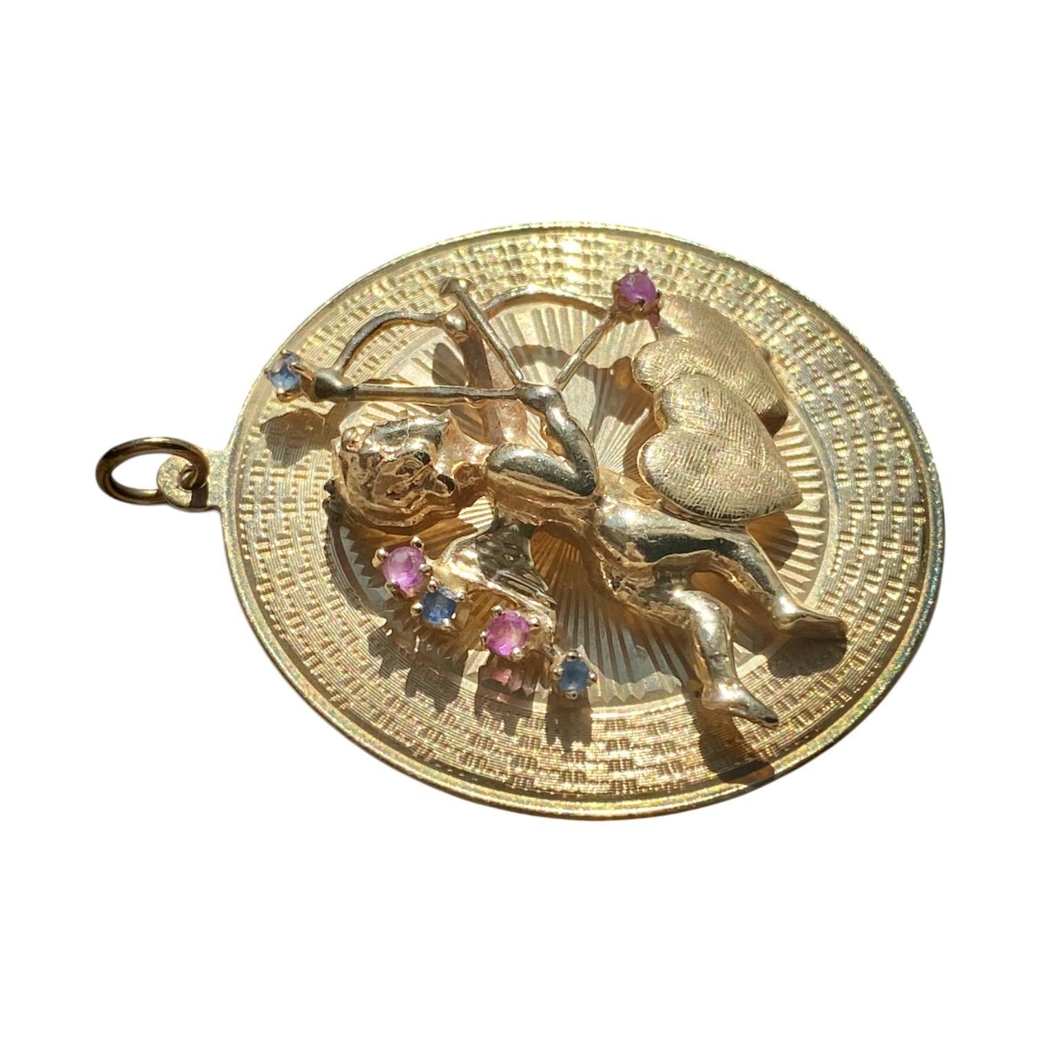 Contemporain Vintage 10K Cupidon et Coeurs Pendentif à breloque grand disque en vente