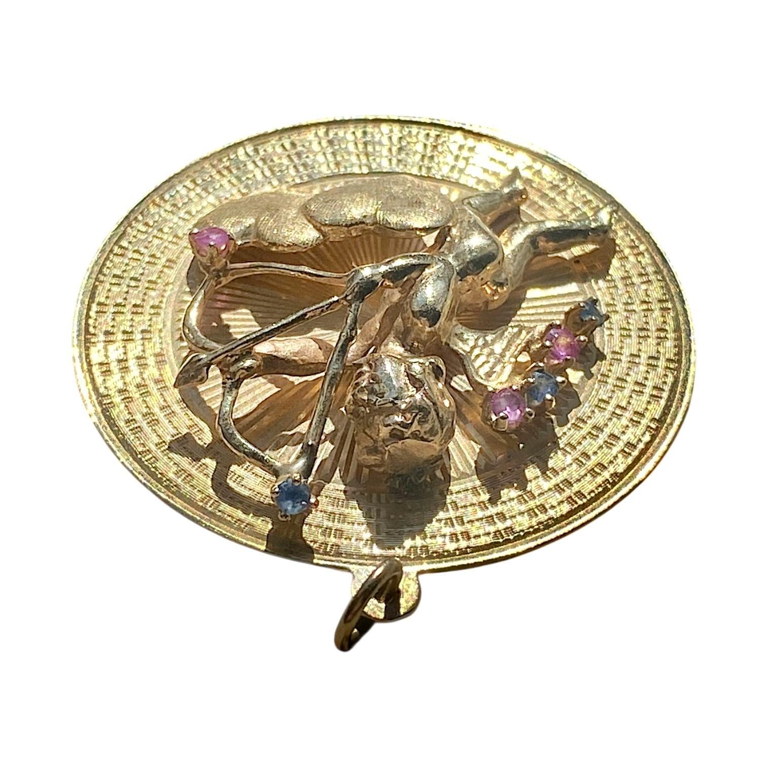 Taille ronde Vintage 10K Cupidon et Coeurs Pendentif à breloque grand disque en vente