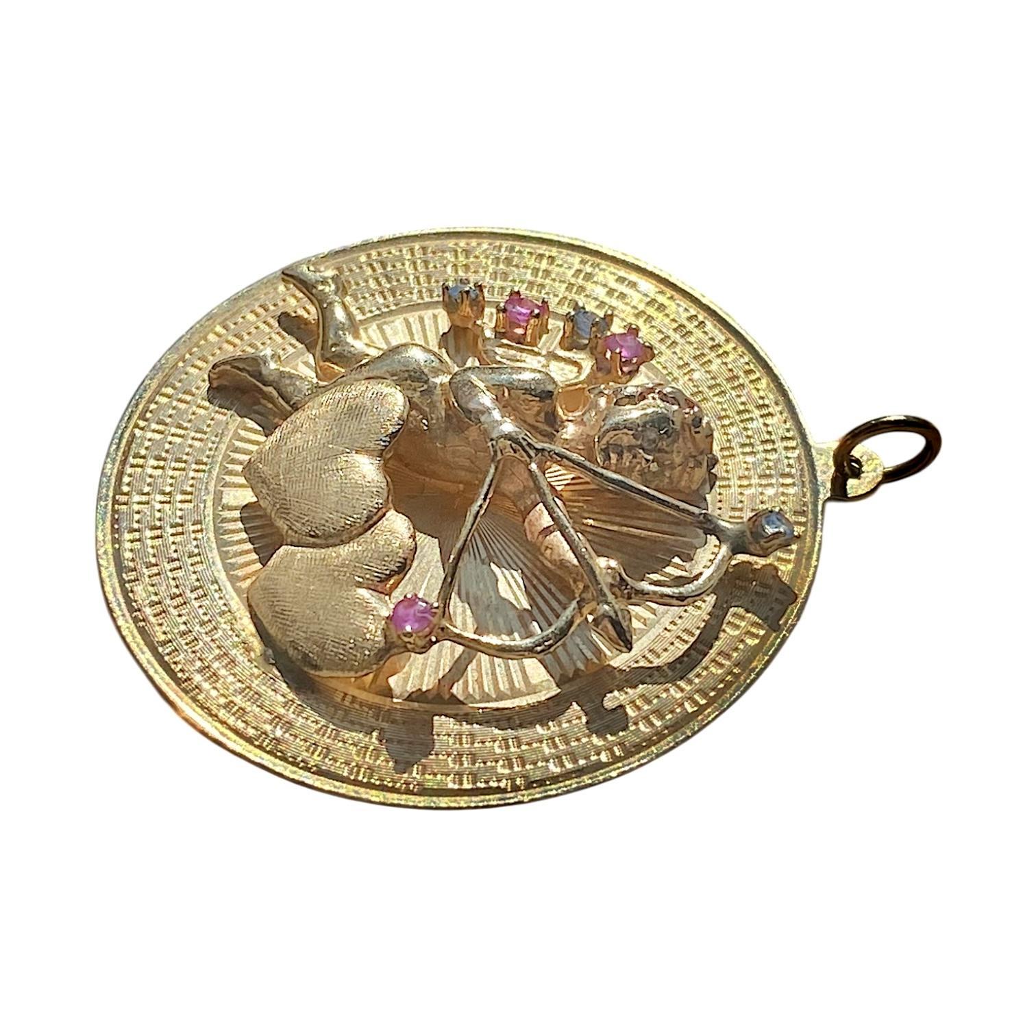 Vintage 10K Cupidon et Coeurs Pendentif à breloque grand disque Bon état - En vente à Henderson, NV
