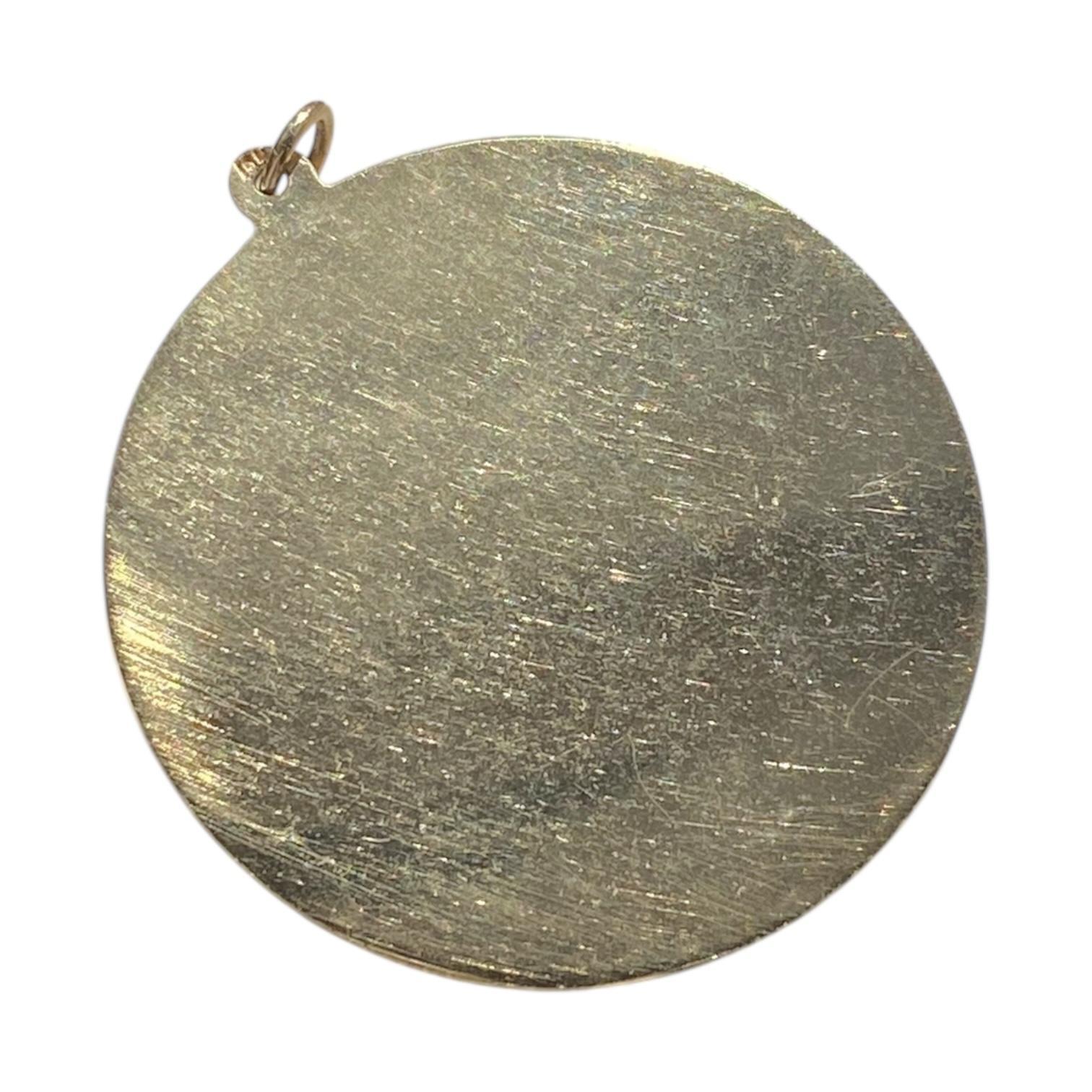 Vintage 10K Cupidon et Coeurs Pendentif à breloque grand disque Unisexe en vente