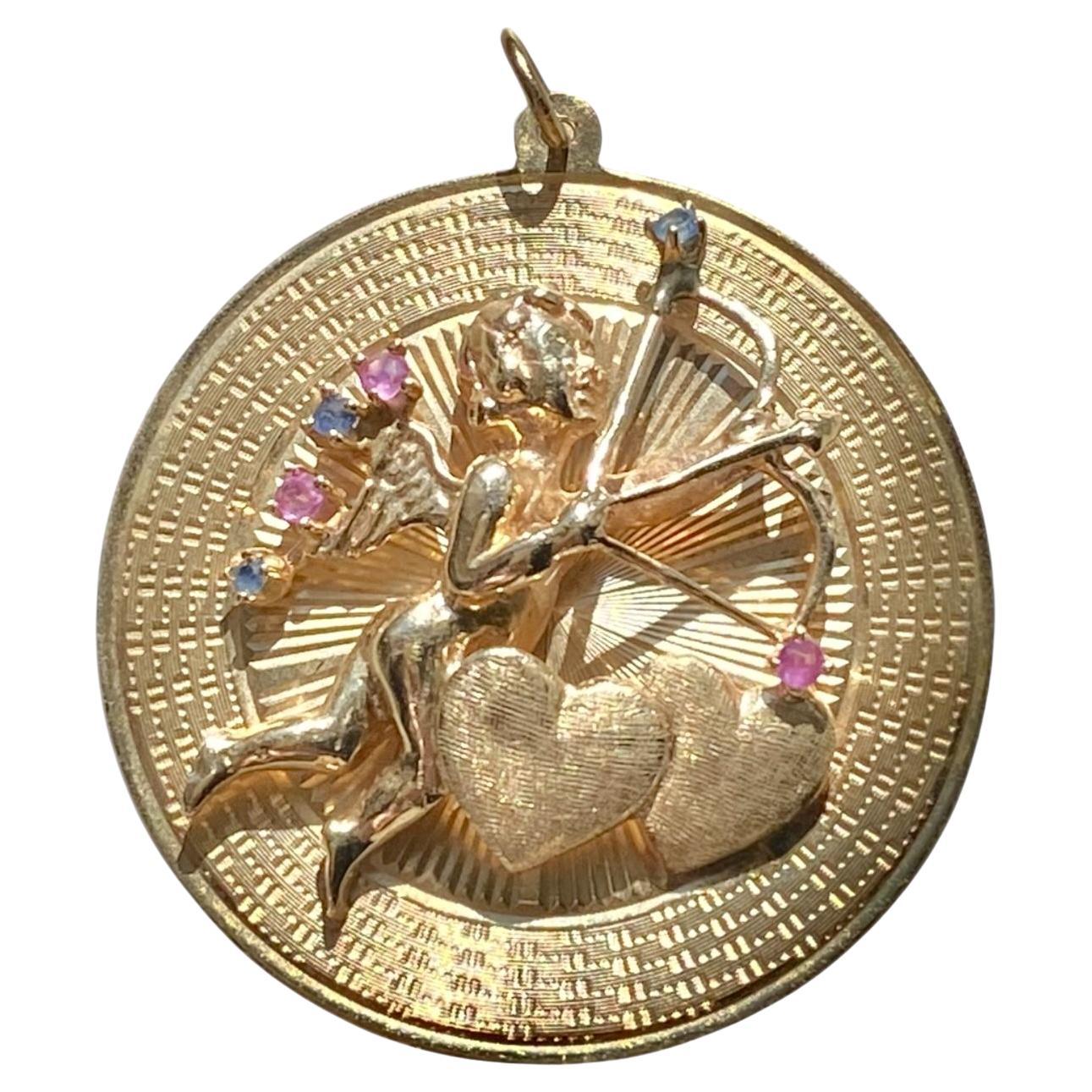 Vintage 10K Cupidon et Coeurs Pendentif à breloque grand disque en vente