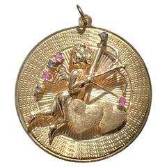Colgante de disco grande Vintage 10K Cupido y Corazones