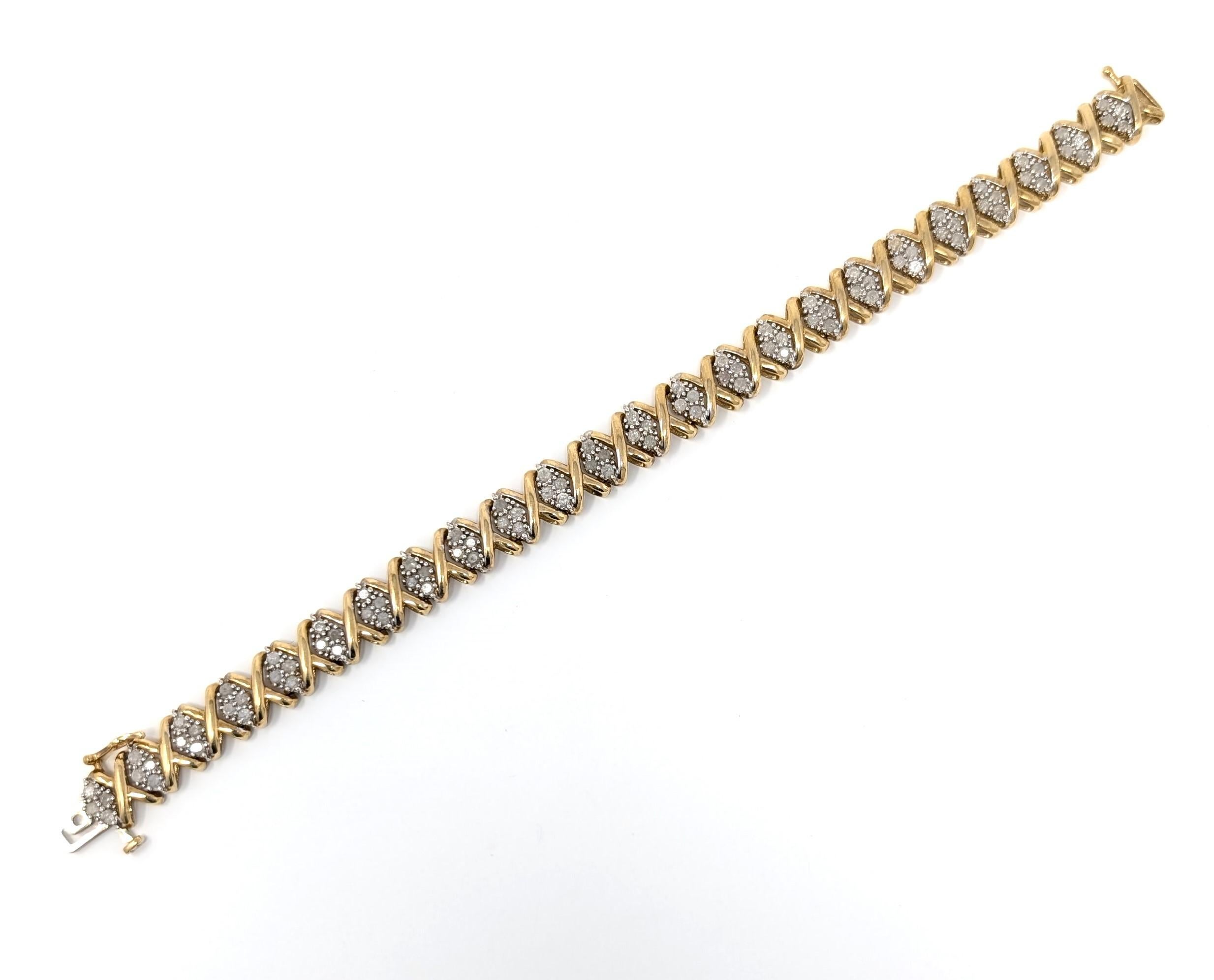 Elegant bracelet vintage en or massif 10k orné de diamants dans un motif XOXO. Estampillé JS 10K sur le fermoir comme le montre la dernière photo. Mesure 7 pouces d'un bout à l'autre par 0,35 pouce de largeur et 3,5 mm de profondeur. Les meilleures