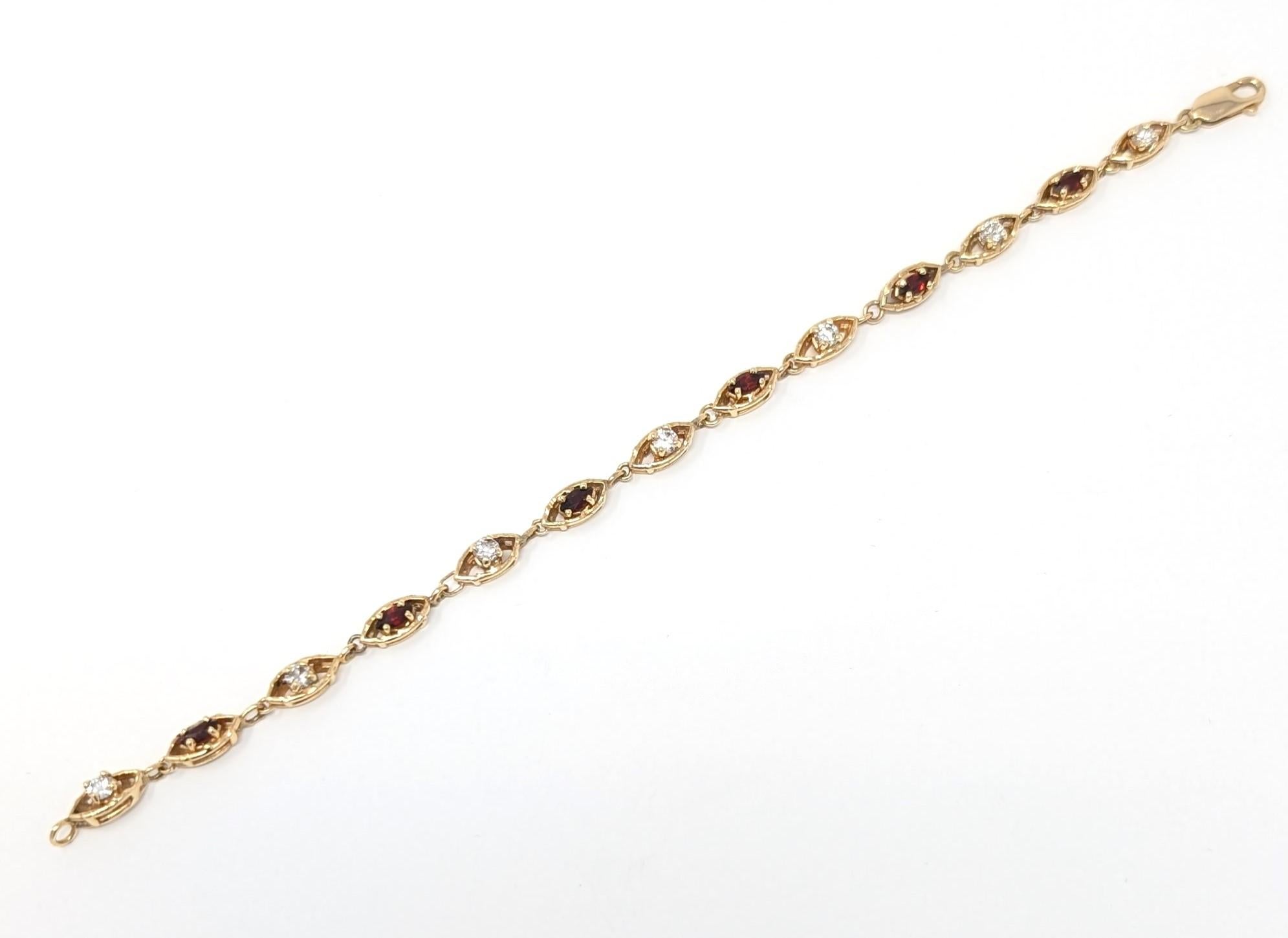 Pulsera vintage de oro amarillo macizo de 10 quilates con deslumbrantes detalles de diamantes y granates. Mide un total de 7 pulgadas de un extremo al otro por 4,8 mm de ancho y 4,5 mm de profundidad (se adapta mejor a una muñeca de hasta 6,5