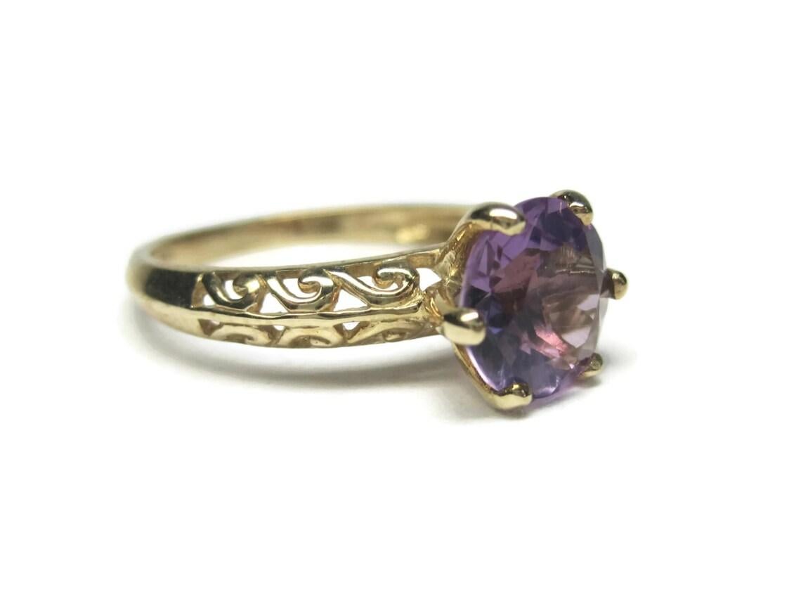 Vintage 10k Filigree Amethyst Solitaire Ring In Excellent Condition For Sale In Webster, SD