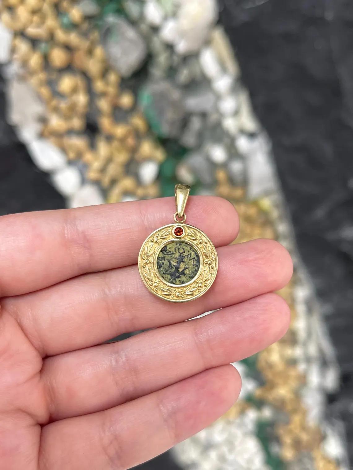 Taglio rotondo Collana con ciondolo di monete antiche in oro 10K vintage in vendita
