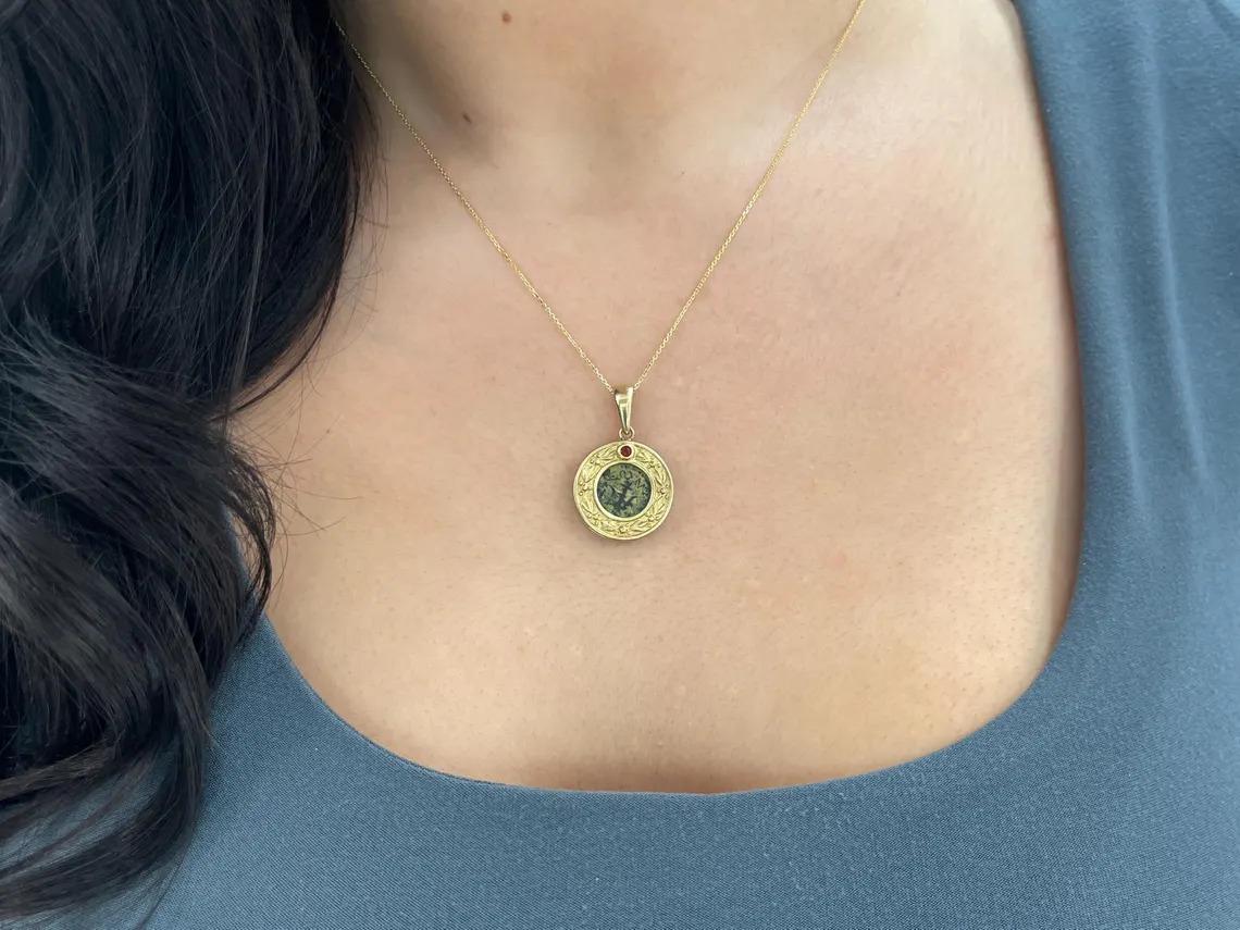 Donna Collana con ciondolo di monete antiche in oro 10K vintage in vendita