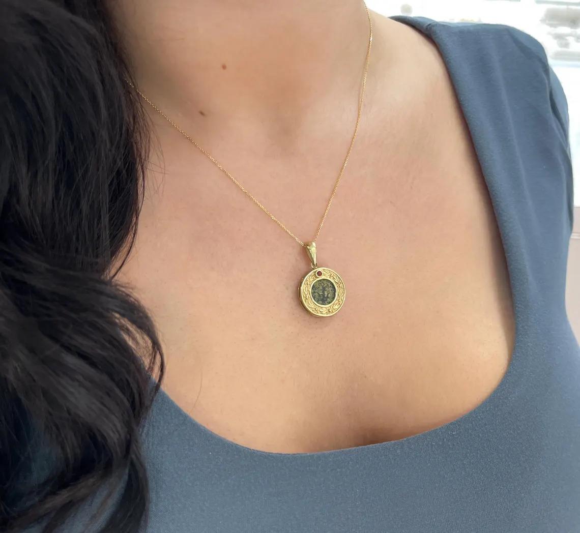 Collana con ciondolo di monete antiche in oro 10K vintage in vendita 1