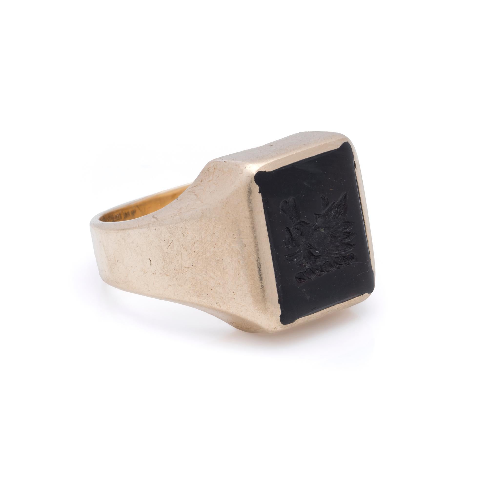 Vintage 10K Gold Bloodstone Intaglio Signet Ring by Birks (Circa 1950-1970) In Good Condition For Sale In Braintree, GB