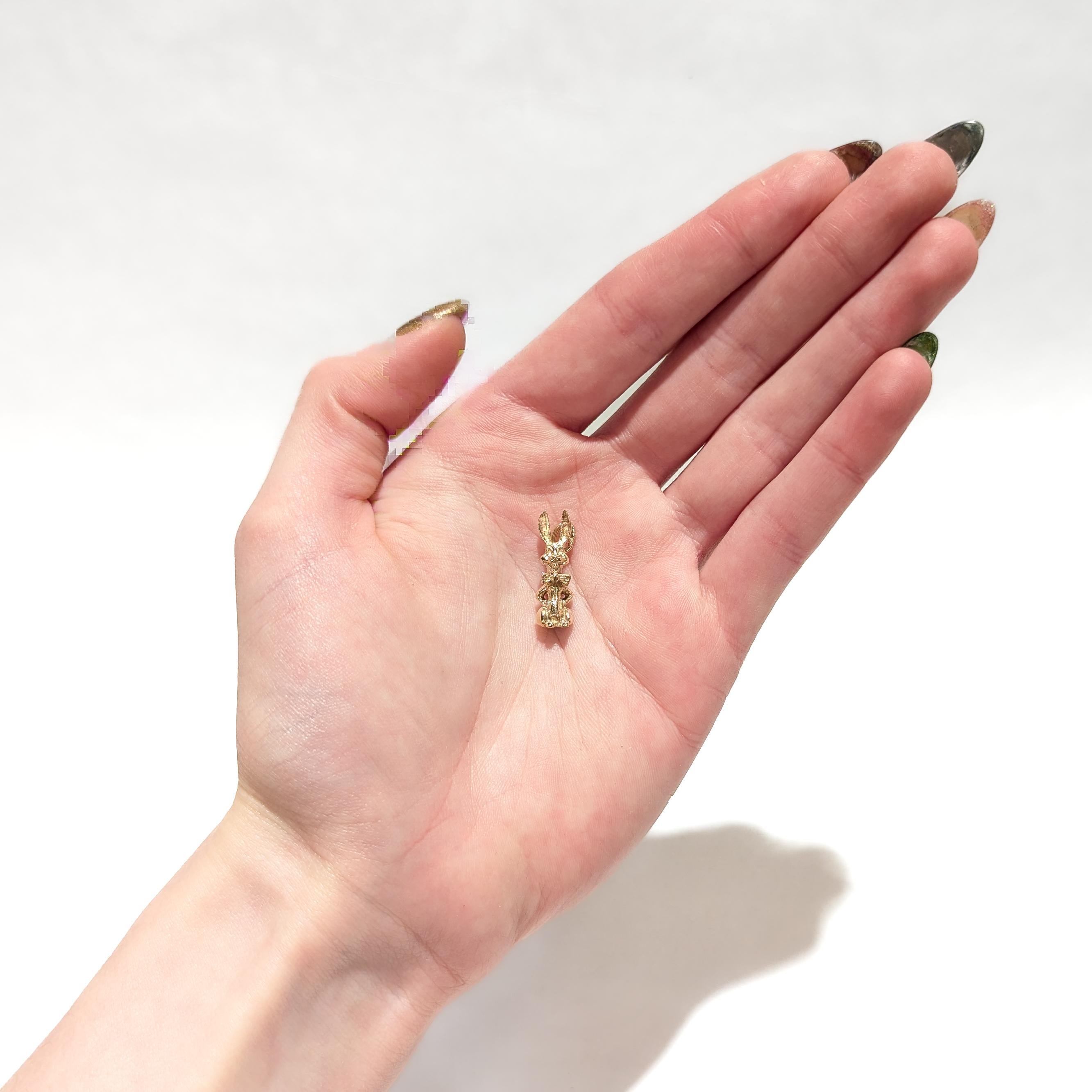 A fine vintage figural rabbit gold charm.

In 10 karat yellow gold.

In the form of a rabbit with a large bowtie. Quite possibly a Harvey the Rabbit or Bug's Bunny depiction.

Simply a wonderful charm!

(Chain for display purposes and not included