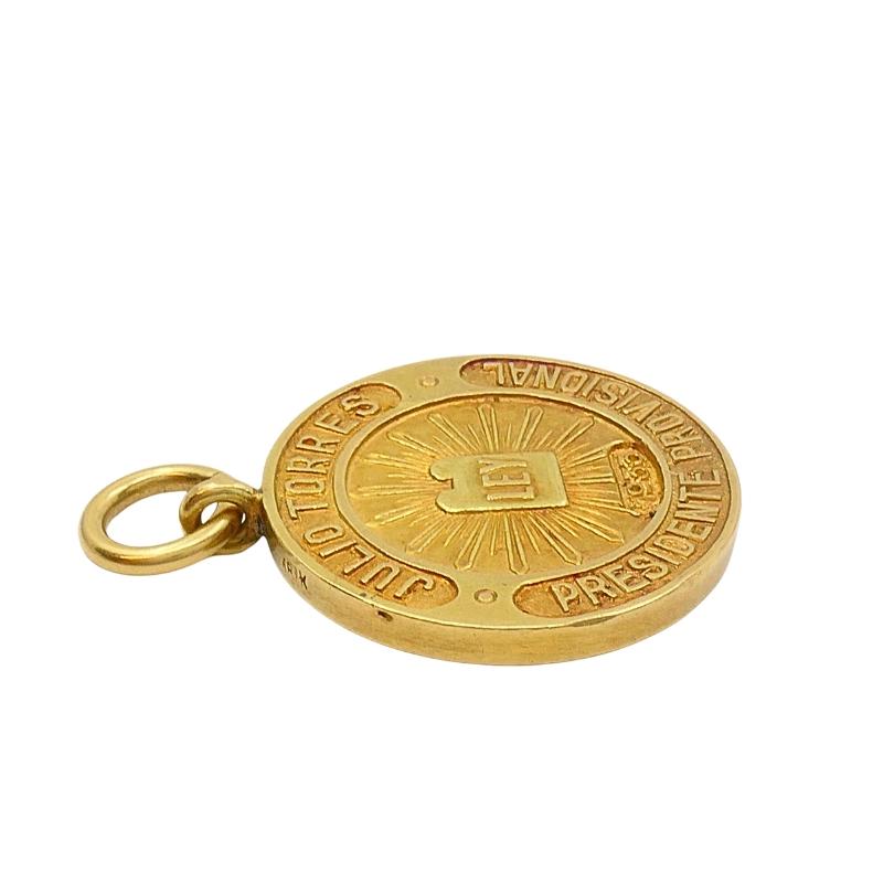 Collana con ciondolo a forma di moneta in oro 10k d'epoca in vendita 3