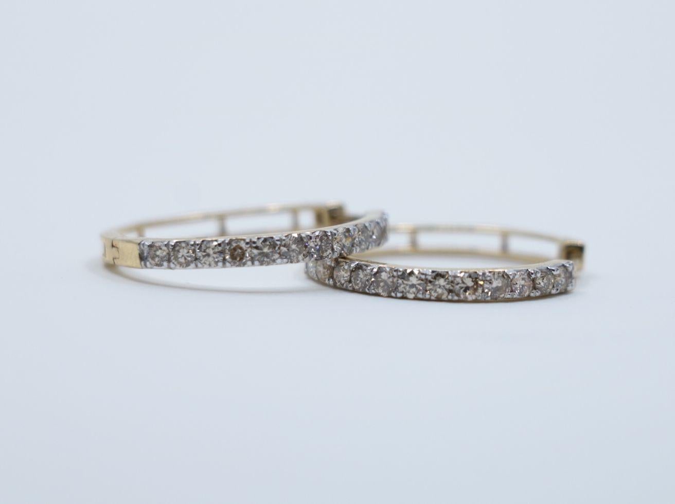 Vintage 10K Gold Diamond Hoop Earrings

Marked:
10K

Approximate Dimensions: 
2.5 cm  (Diameter)
1.2 ct (Diamond)
0.2 cm (Width)
3.5 grams in weight