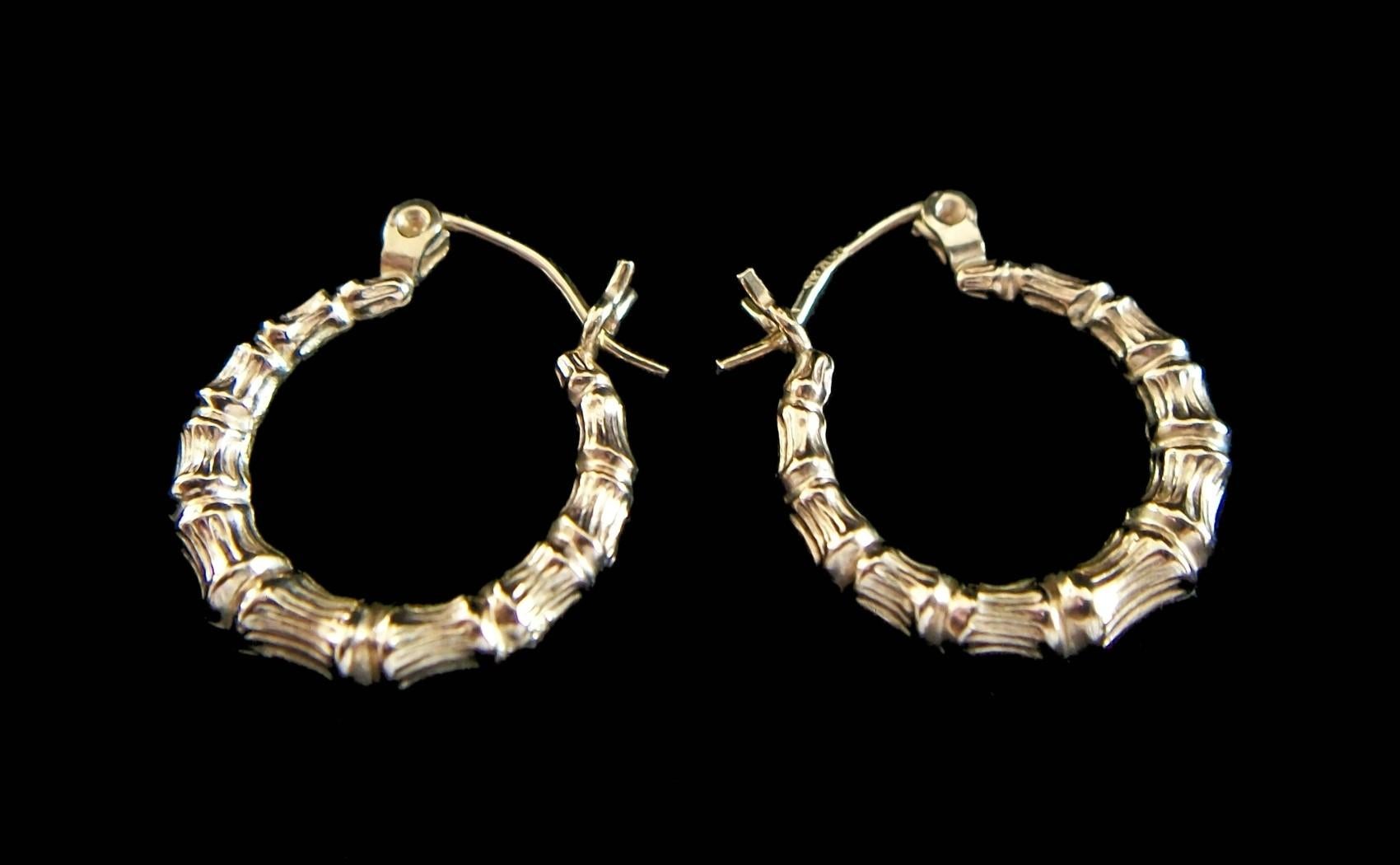 Vintage 10k Gold Faux Bamboo Hoop Earrings, Signed, U.S.A., circa 1980s In Good Condition For Sale In Chatham, CA