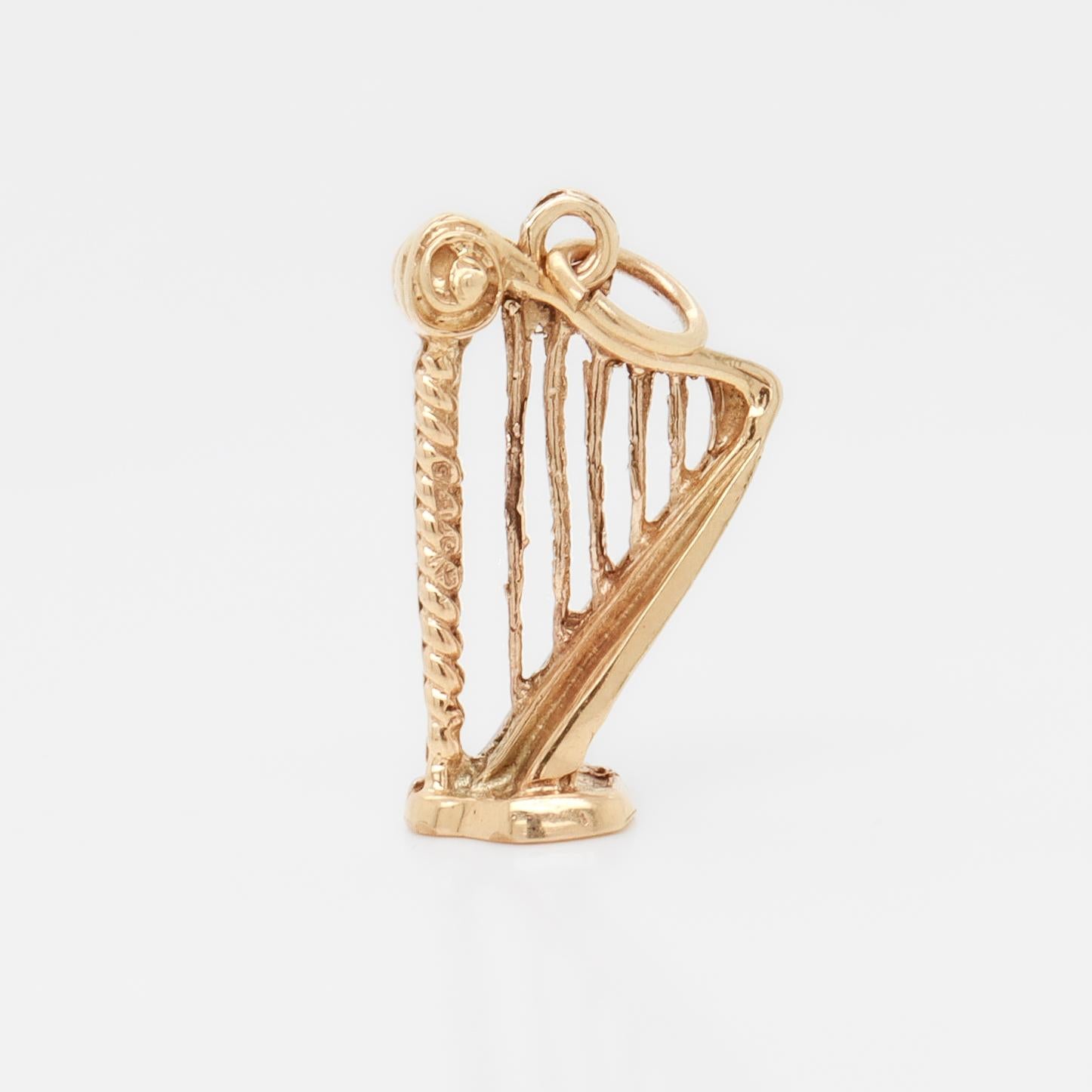Vintage 10K Gold Figural Harp Pendant Charm for a Bracelet In Good Condition For Sale In Philadelphia, PA